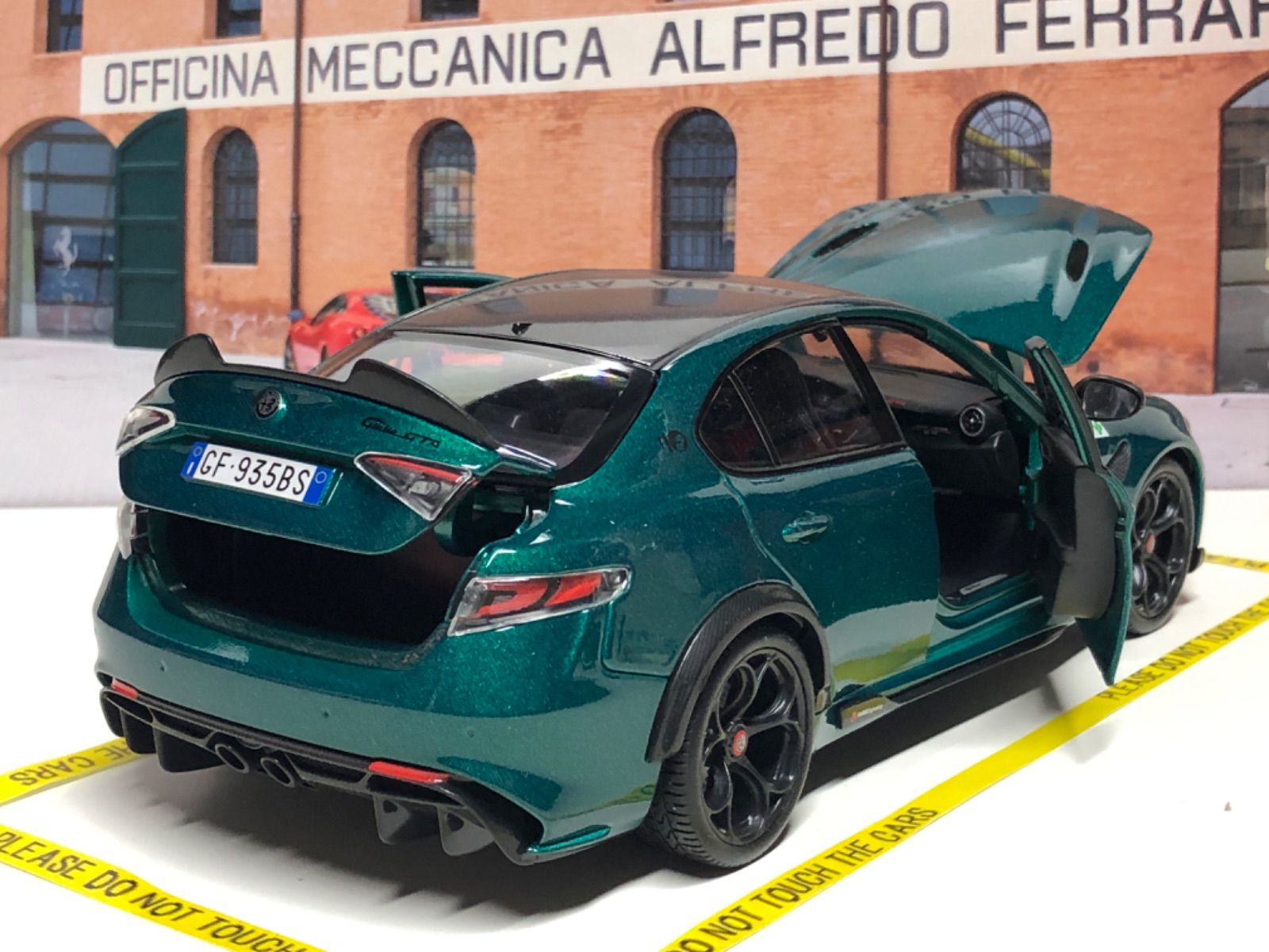 Burago 1/18 Alfa Romeo Giulia GTA メタリックグリーン アルファ