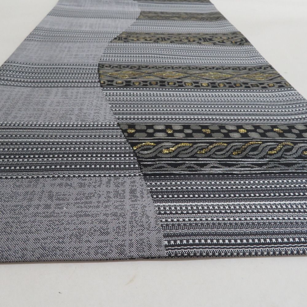 袋帯 洒落袋帯 エスニック調 幾何学模様 六通柄 ゴールドｘブラックｘグレー金糸 正絹 仕立て上がり 長さ450cm 未使用品 【キモノオフ野々市若松店】 袋帯 洒落袋帯 エスニック調 幾何学模様 六通柄 ゴールドxブラックx