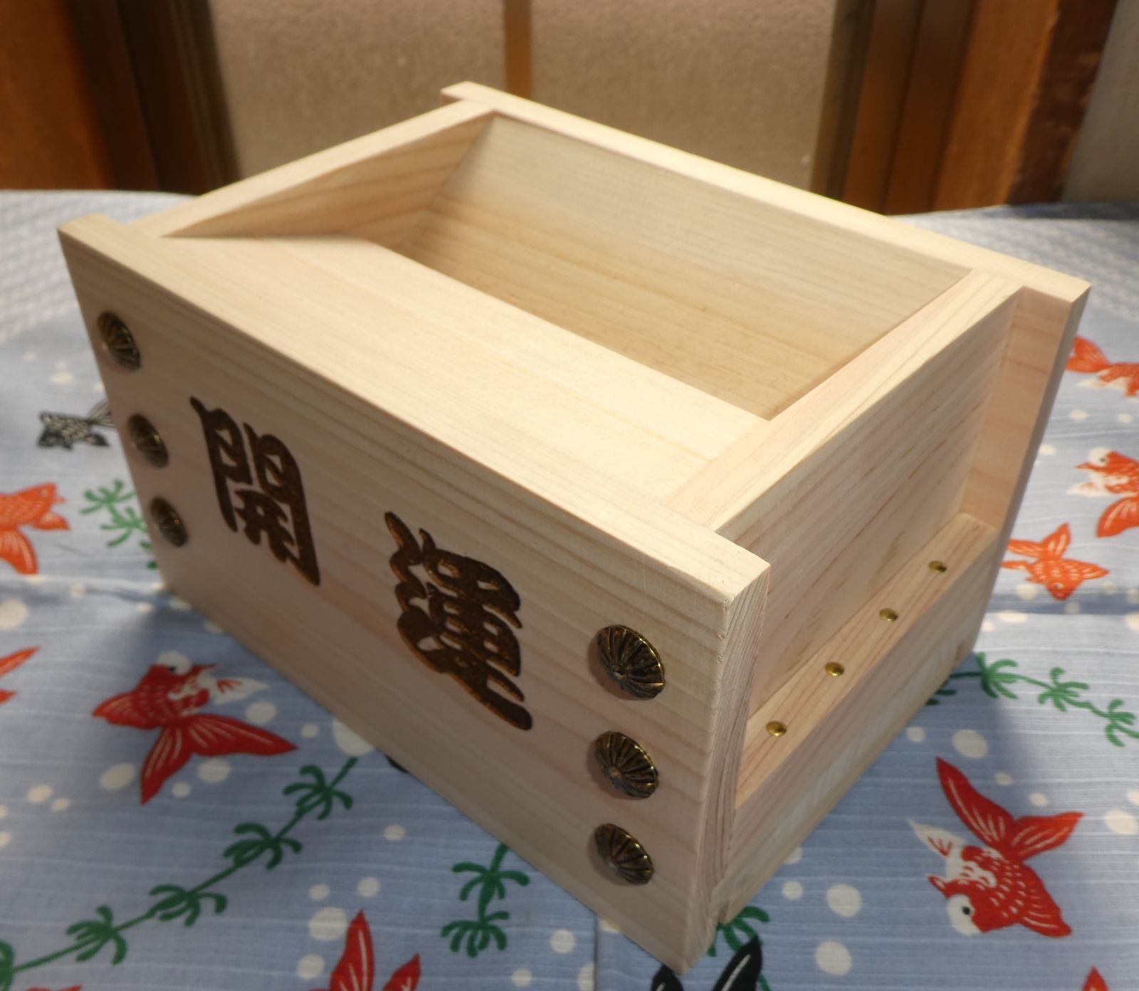 特別品 　開運 　お賽銭箱（桧）中の見えない格子型　菊鋲　３３ 特別品 開運 お賽銭箱（桧）中の見えない格子型 菊鋲 33