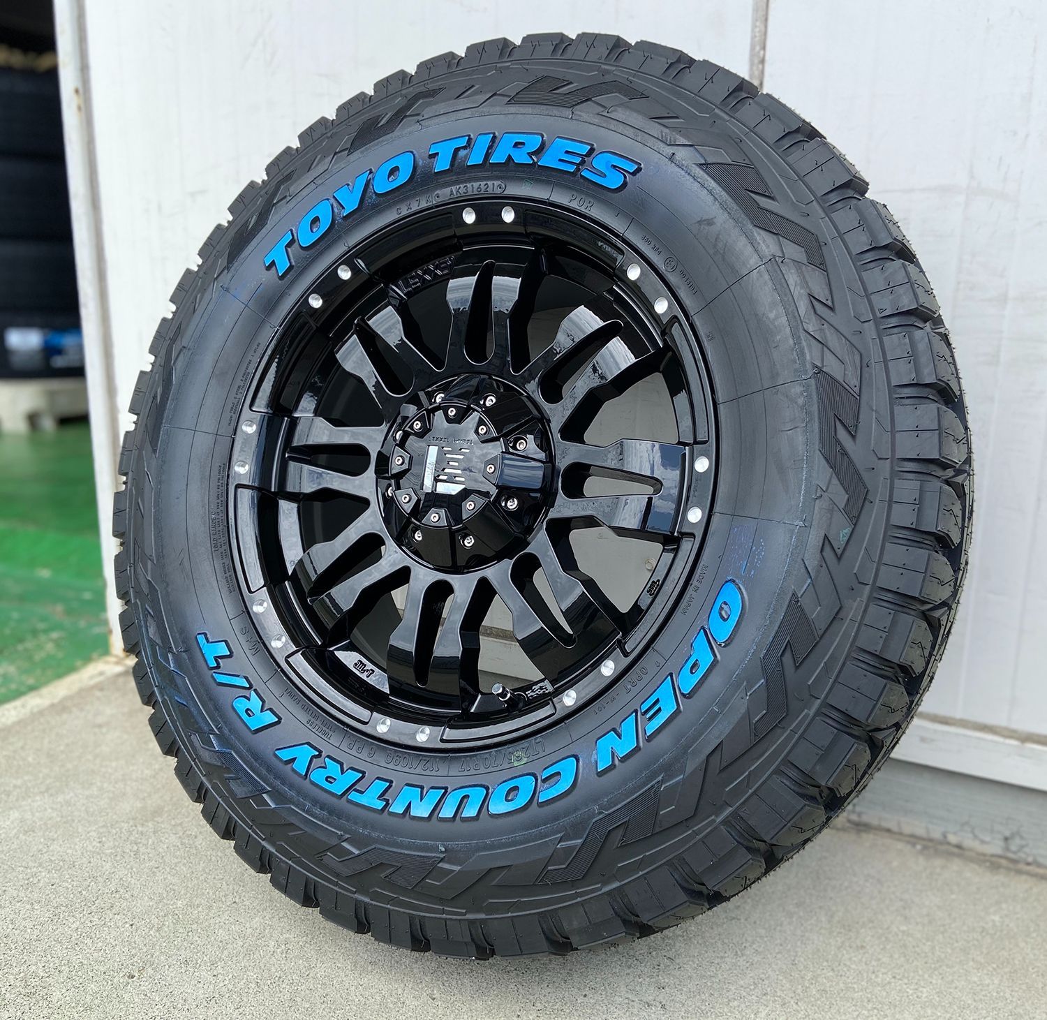 FJクルーザー純正ホイール 265/70R17（スタッドレスタイヤ付き 