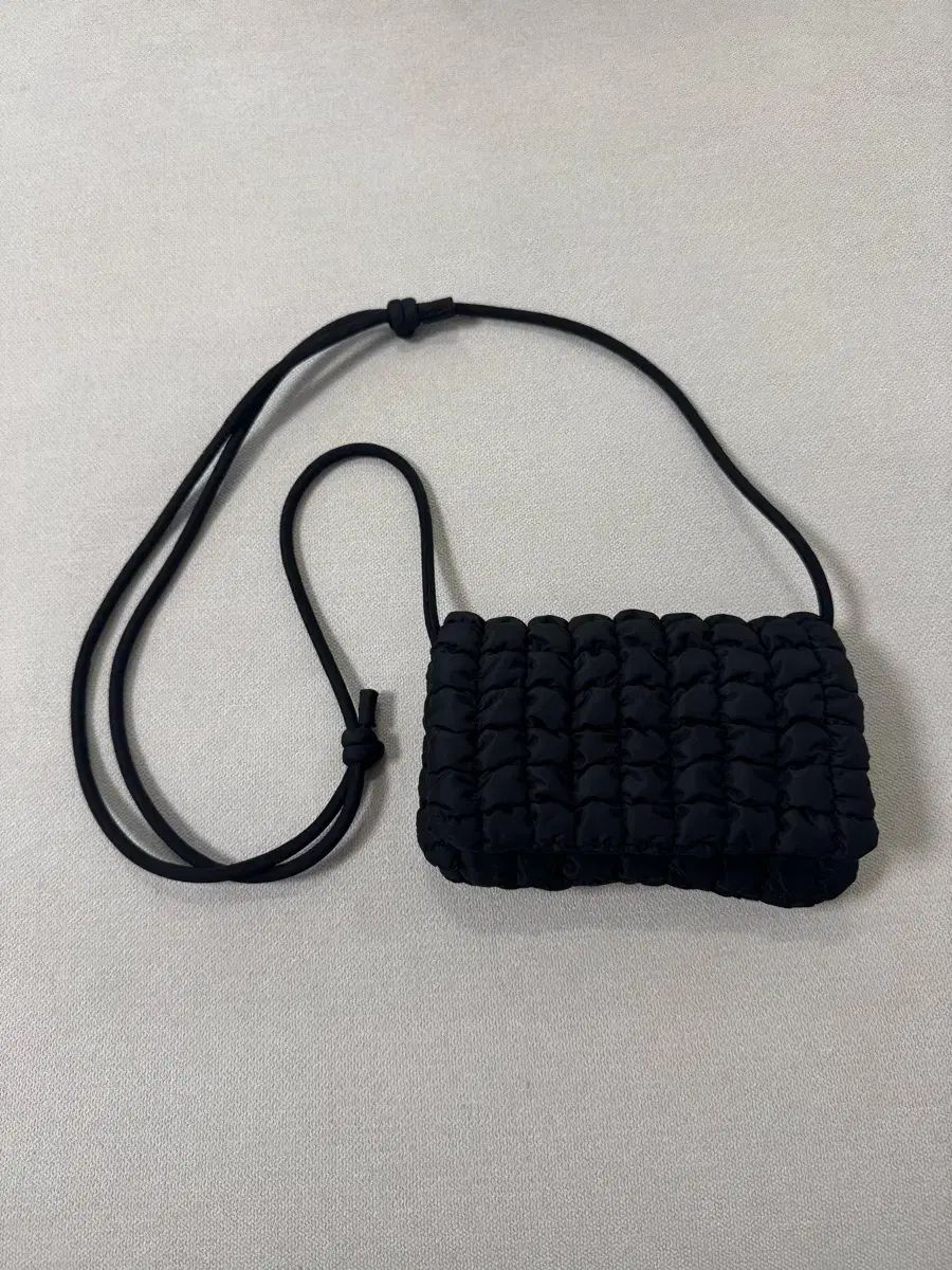 COS コス Quilted クロスボディバッグ メッセンジャーバッグ キルティングバッグ ミニバッグ クラウド クロスバッグ