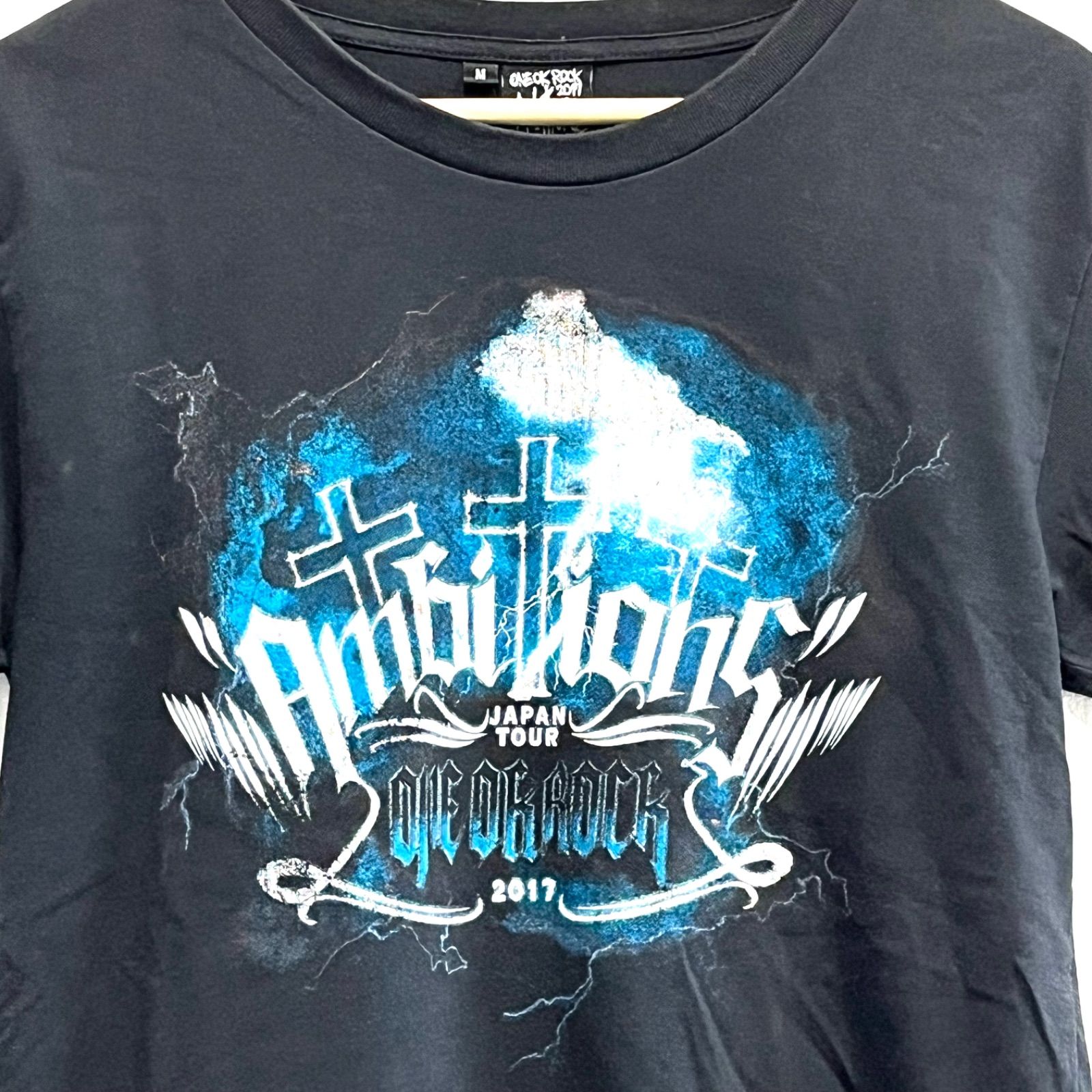 (^w^)b ONE OK ROCK ワンオクロック Tシャツ クルーネック カットソー 半袖 ロック バンド LIVE Ambitions JAPAN TOUR 2017 ライブTシャツ ビックプリント 男女兼用 黒 ブラック メンズ サイズM