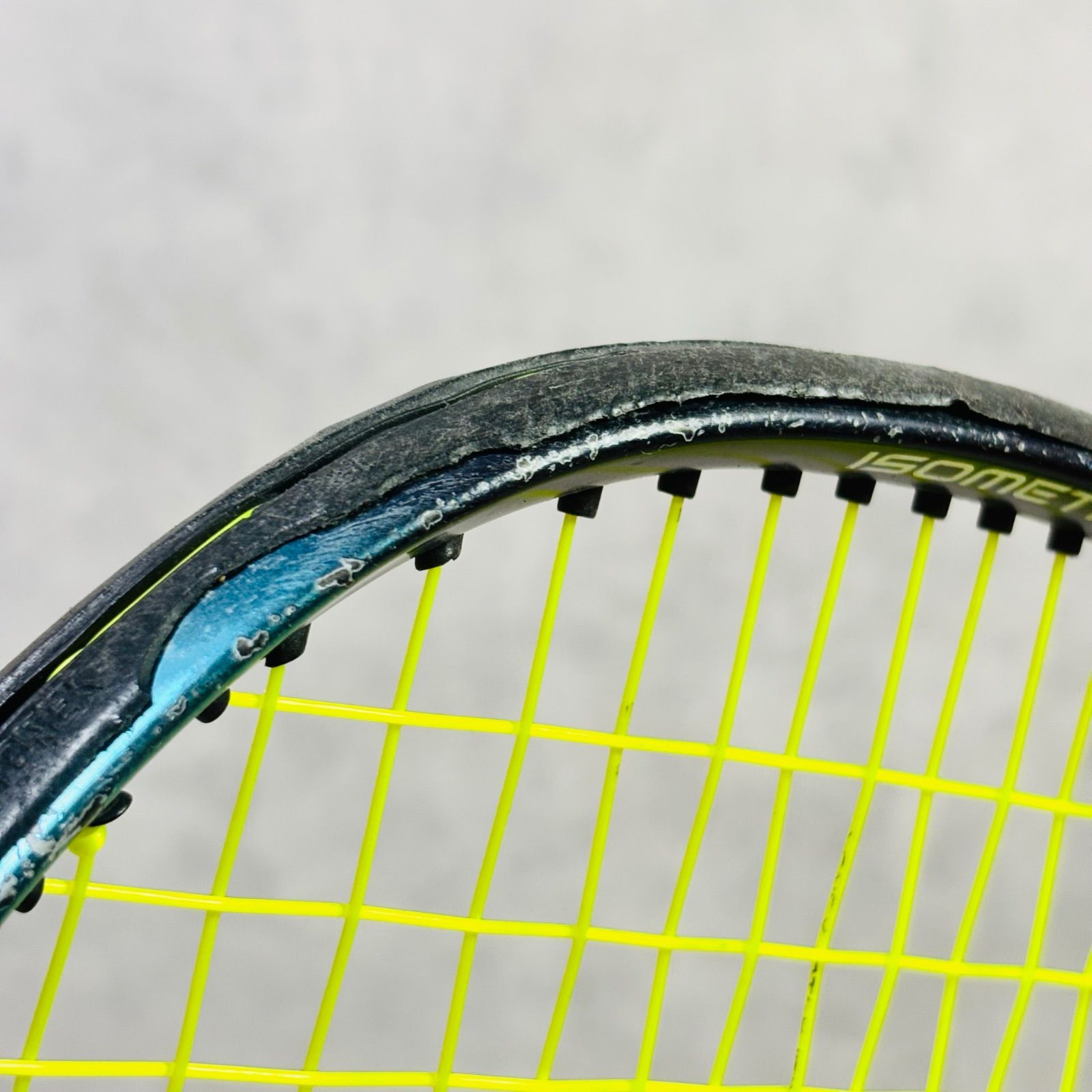 硬式テニスラケット バンパーガード割れ剥がれあり