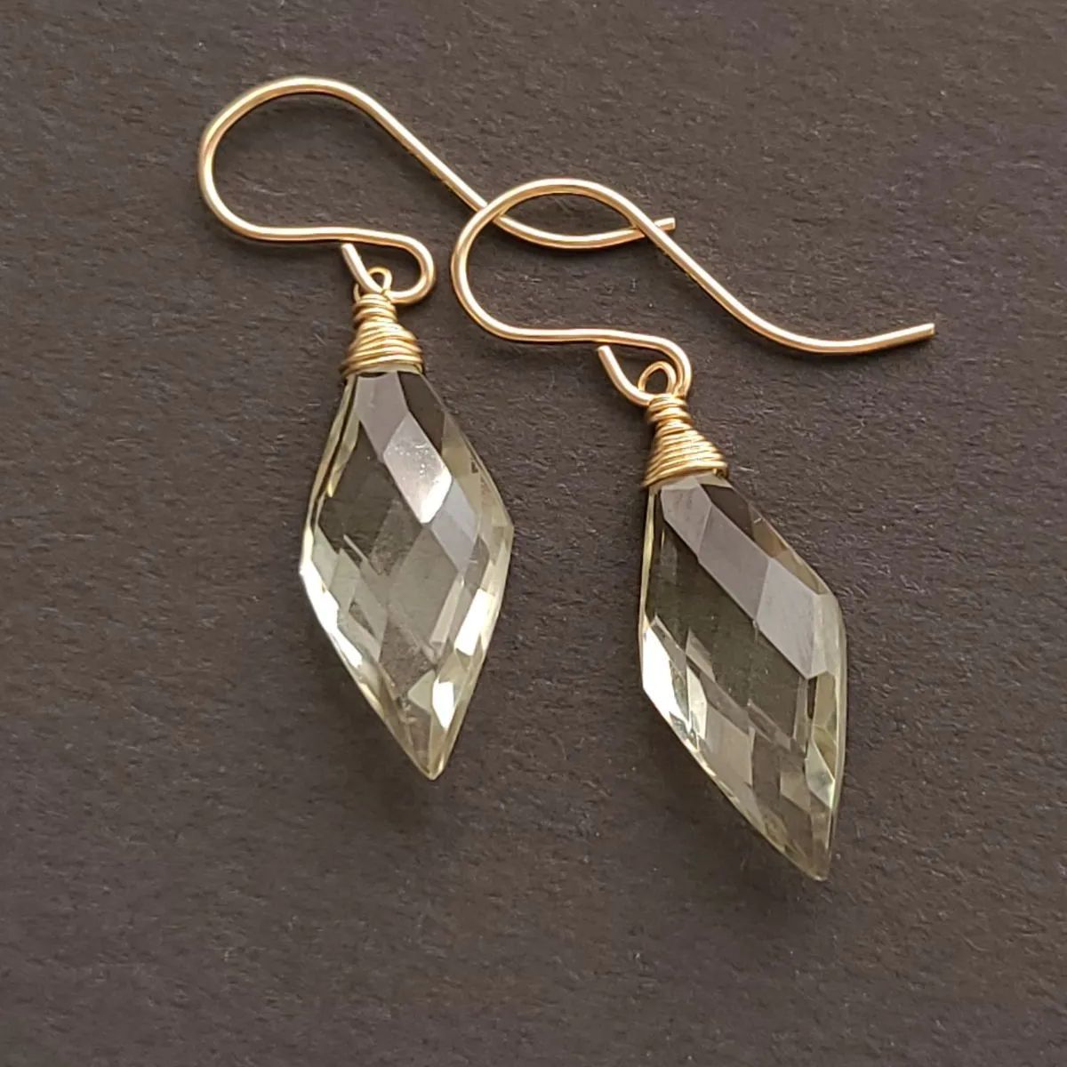 天然石 14kgf 宝石質グリーンアメジスト*ひし形の一粒ピアス - メルカリ