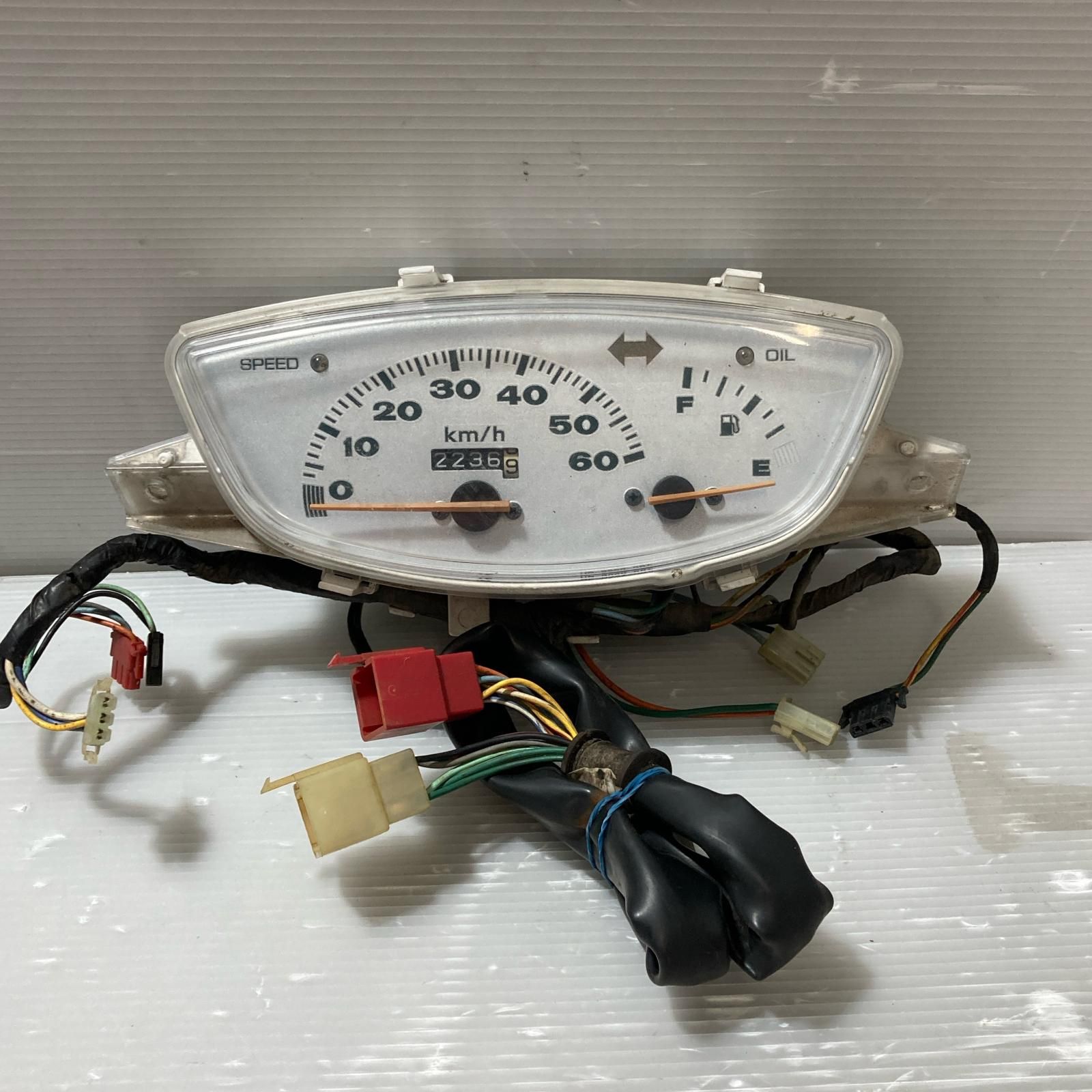 なー 刀舟技研 三徳 包丁 (右利き用) 180mm 「 刀舟 鎚目モナカハンドル 」 和