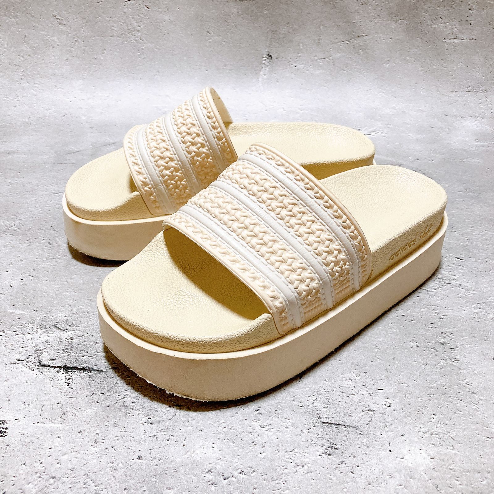 定価¥8,990 アディダス 厚底 サンダル 23.5センチ - メルカリ