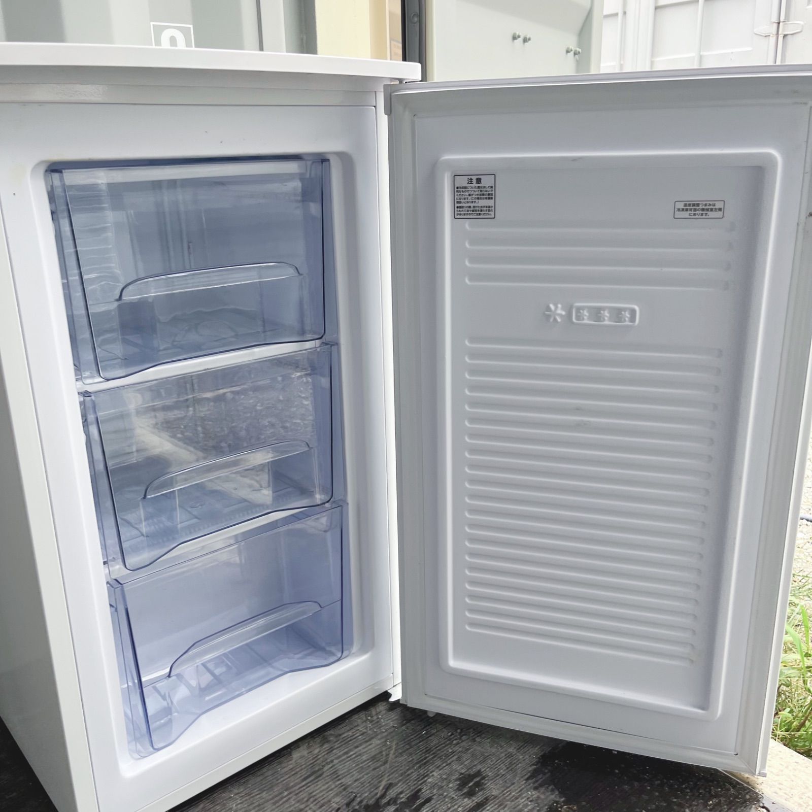 コンパクトサイズ3段冷凍庫