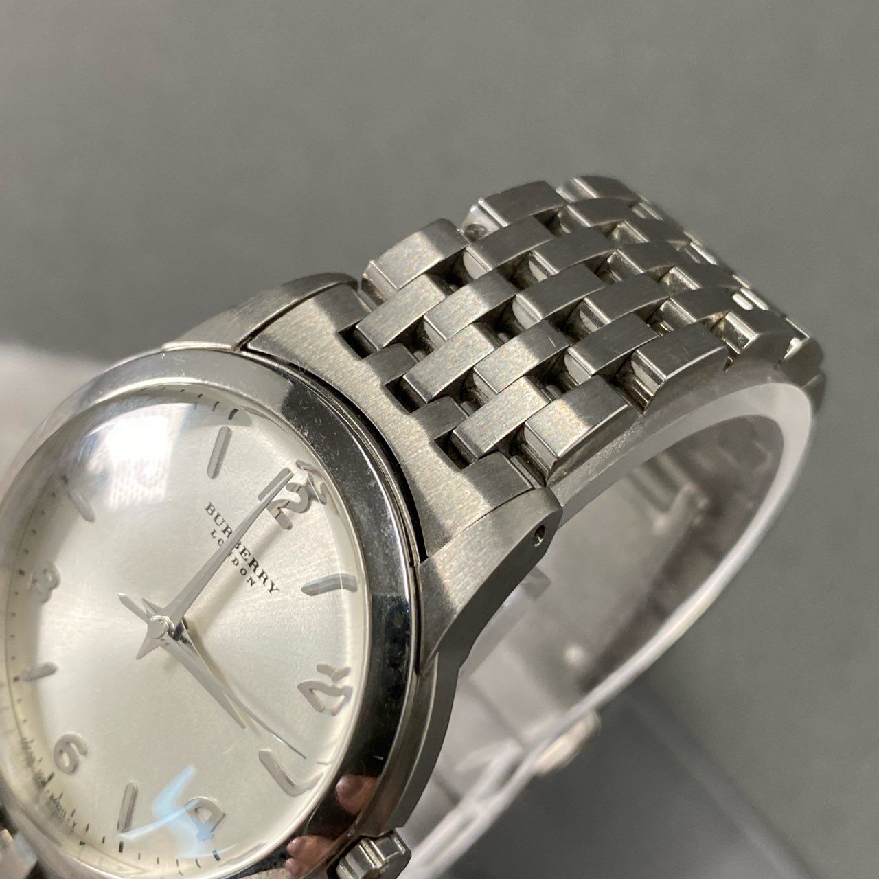 h1-4 BURBERRY LONDON バーバリー ロンドン クォーツ腕時計 シルバー 