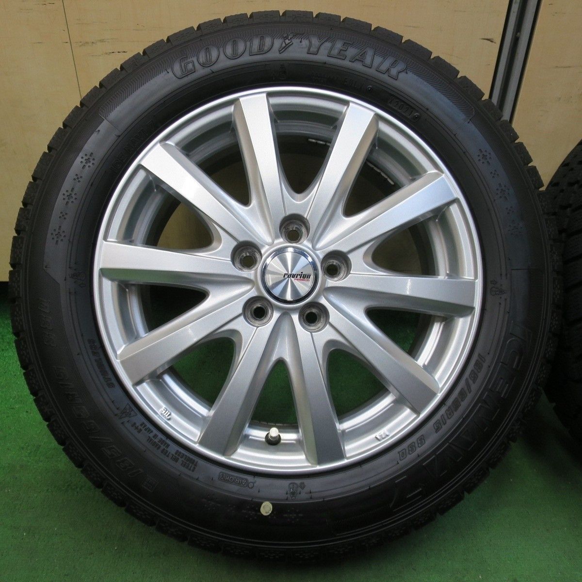 バリ溝 21年 キレイ ほぼ10分 シエンタ 等 185 65R15 スタッドレス グッドイヤー アイスナビ7 ravrion RS01 ラブリオン 15インチ PCD100 5H 5012004イス