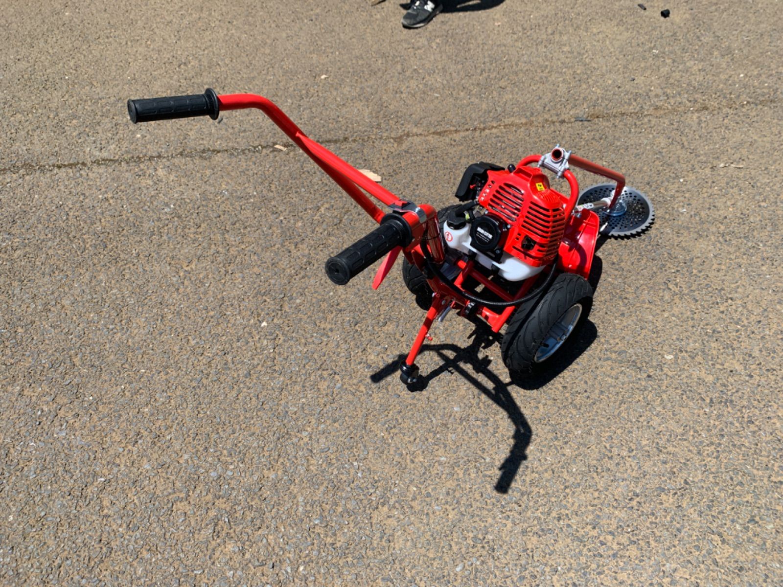 特別価格！タイヤ付エンジン草刈機 手押し草刈機　最強42.7.cc 新品おまけ付 タイヤ付エンジン草刈機 手押し草刈り機 らくらく作業 最強42.7