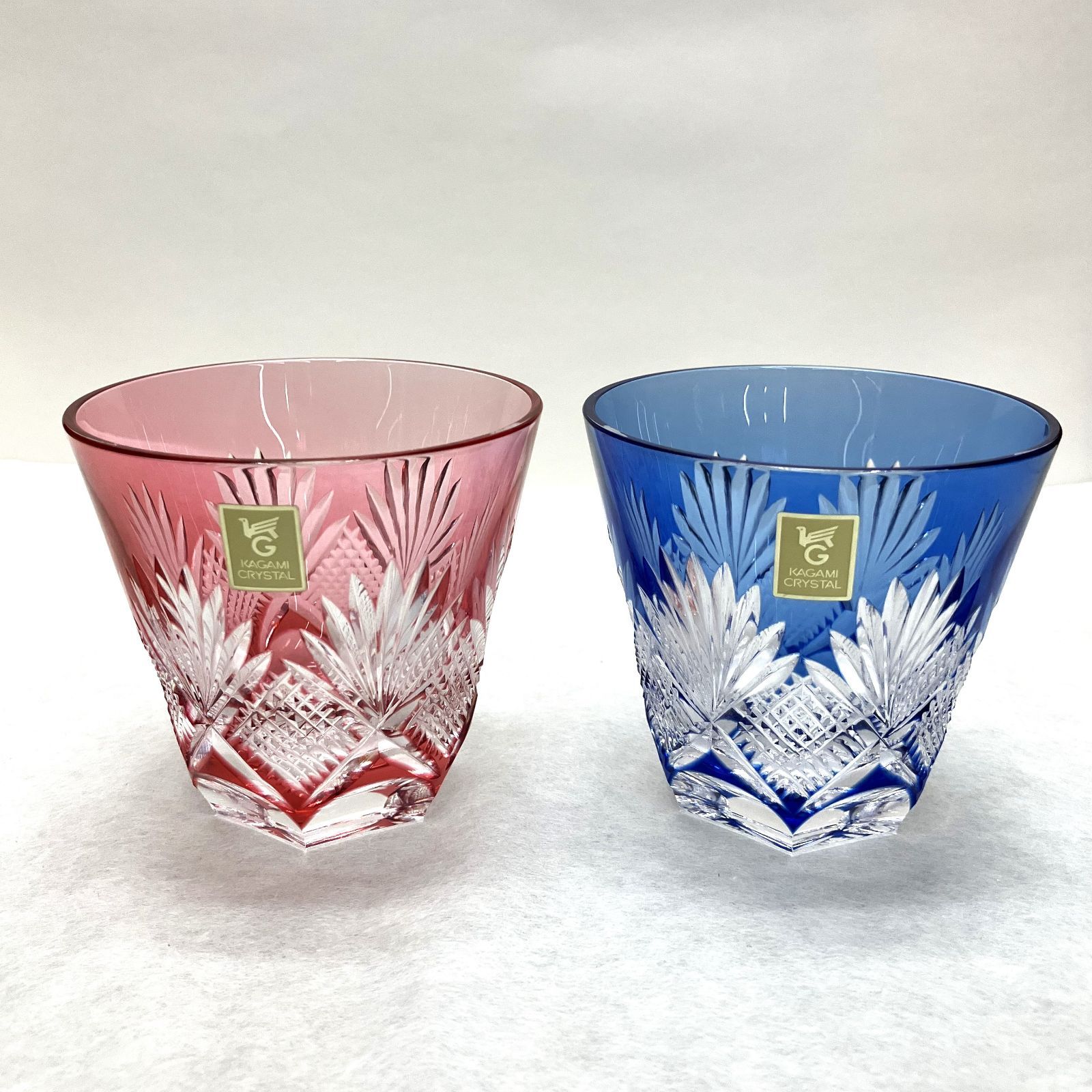 現品限り 江戸切子 KAGAMI カガミクリスタル 斜十文字に矢来笹 紋 ペア冷酒杯 赤 青 ＃2278 木箱入り み