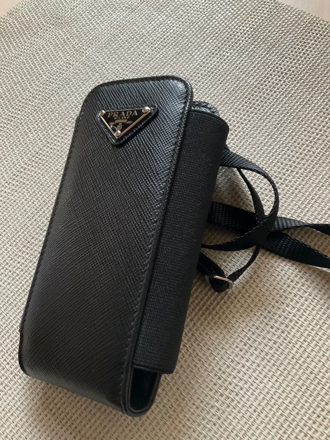 超 PRADA プラダ スマホショルダー ネックストラップポーチ トライアングルロゴ サフィアーノ レザー ブラック 大人気商品