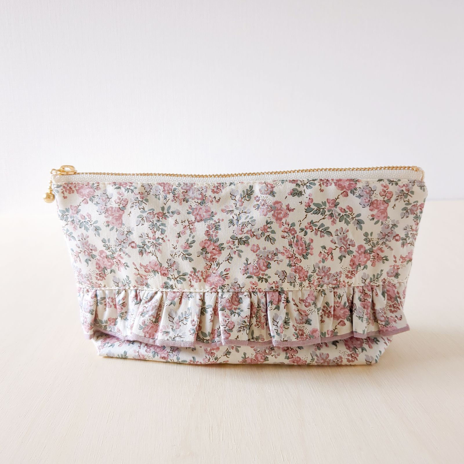 リバティ ムーンモス使用 たっぷりフリルのマチ付きポーチ - メルカリ