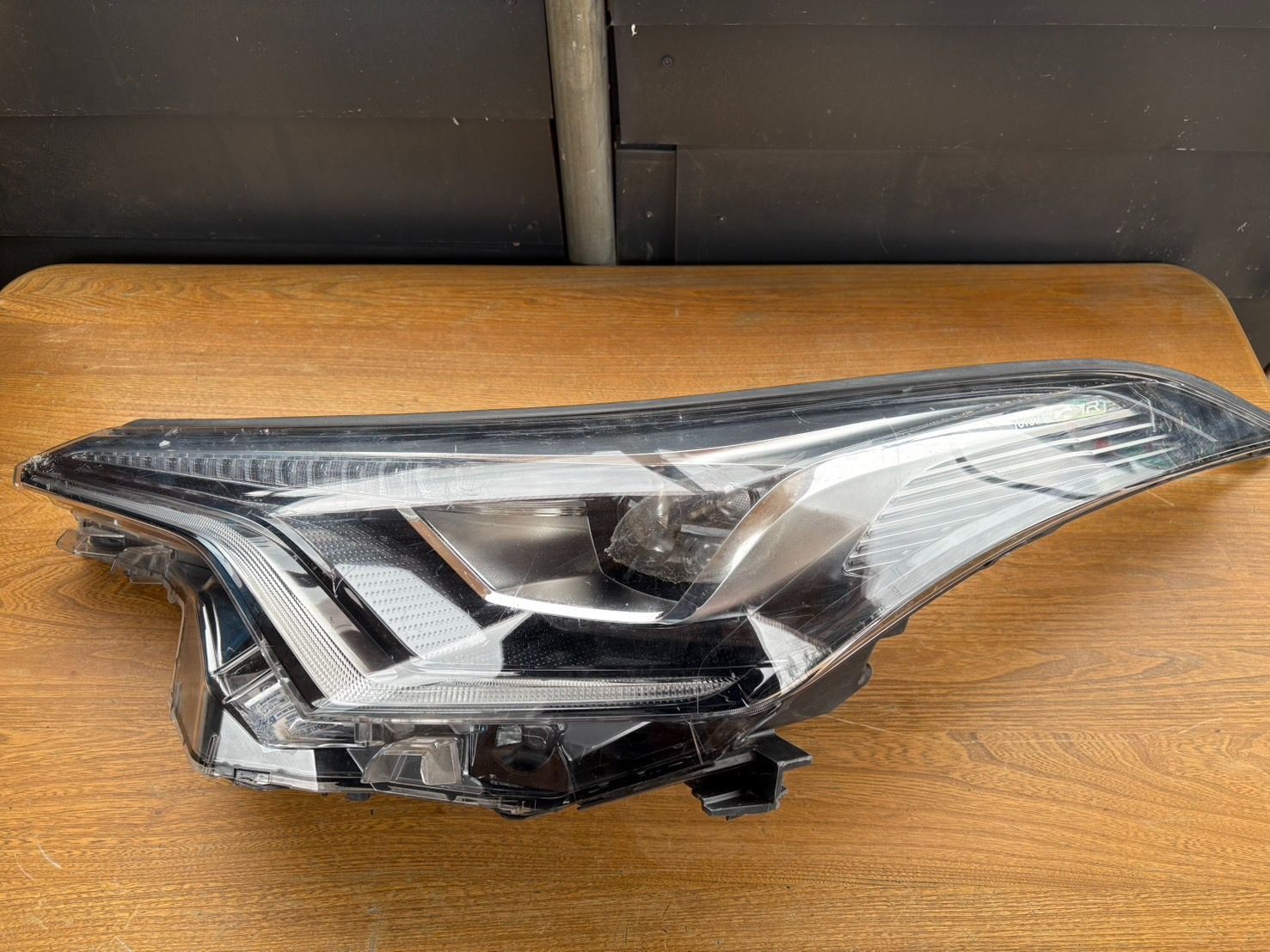 トヨタ C-HR 純正左ヘッドライト KOITO 10-111 トヨタ C-HR 純正左ヘッドライト KOITO 10-111 - メルカリ