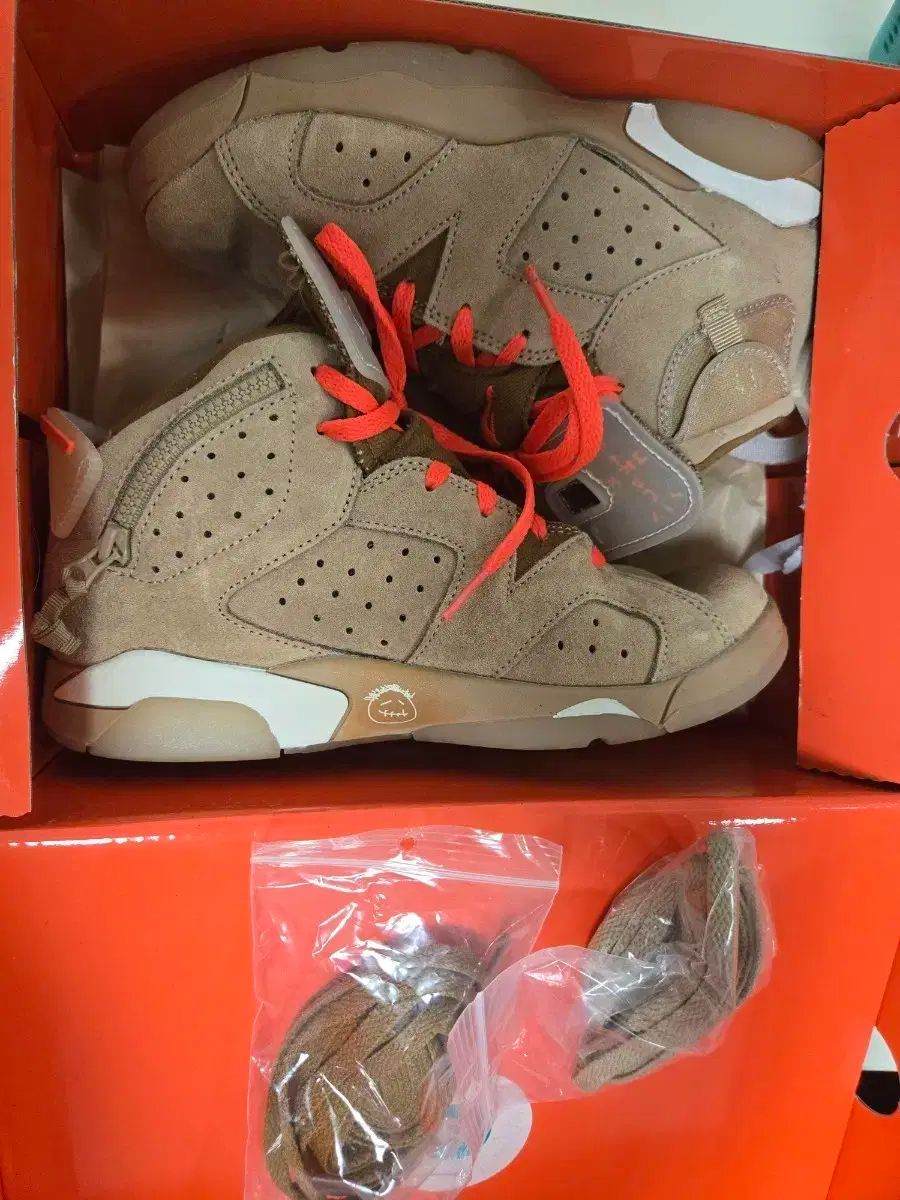 ジョーダン6 トラヴィス スコット キッズ ブリティッシュ カーキ