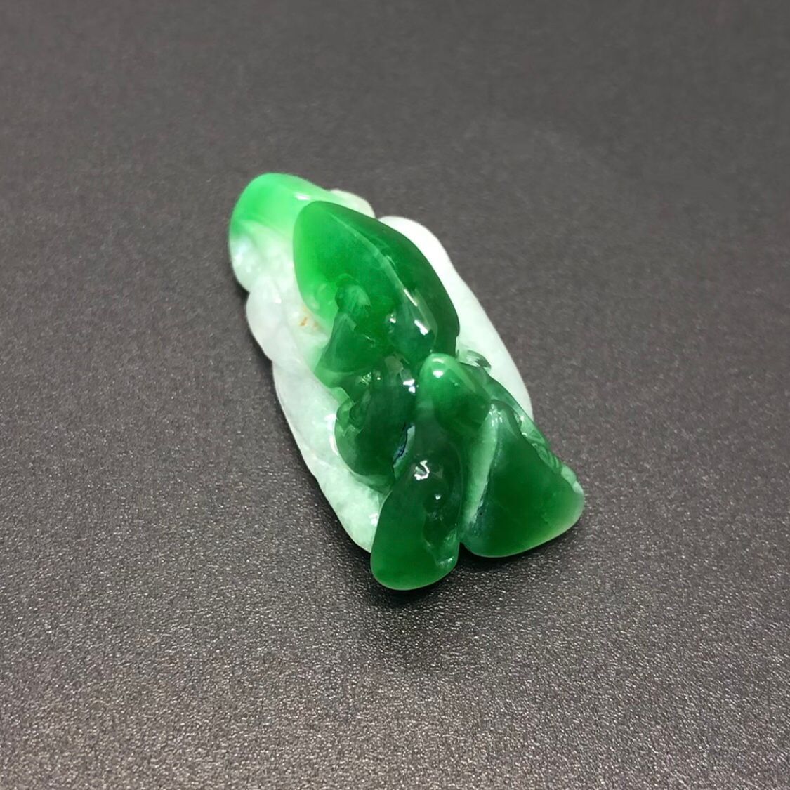 天然翡翠 氷グリーンのリーフペンダント 完全天然 希少】天然本翡翠 高品質ろうかんグリーン ペンダント 36.30ct