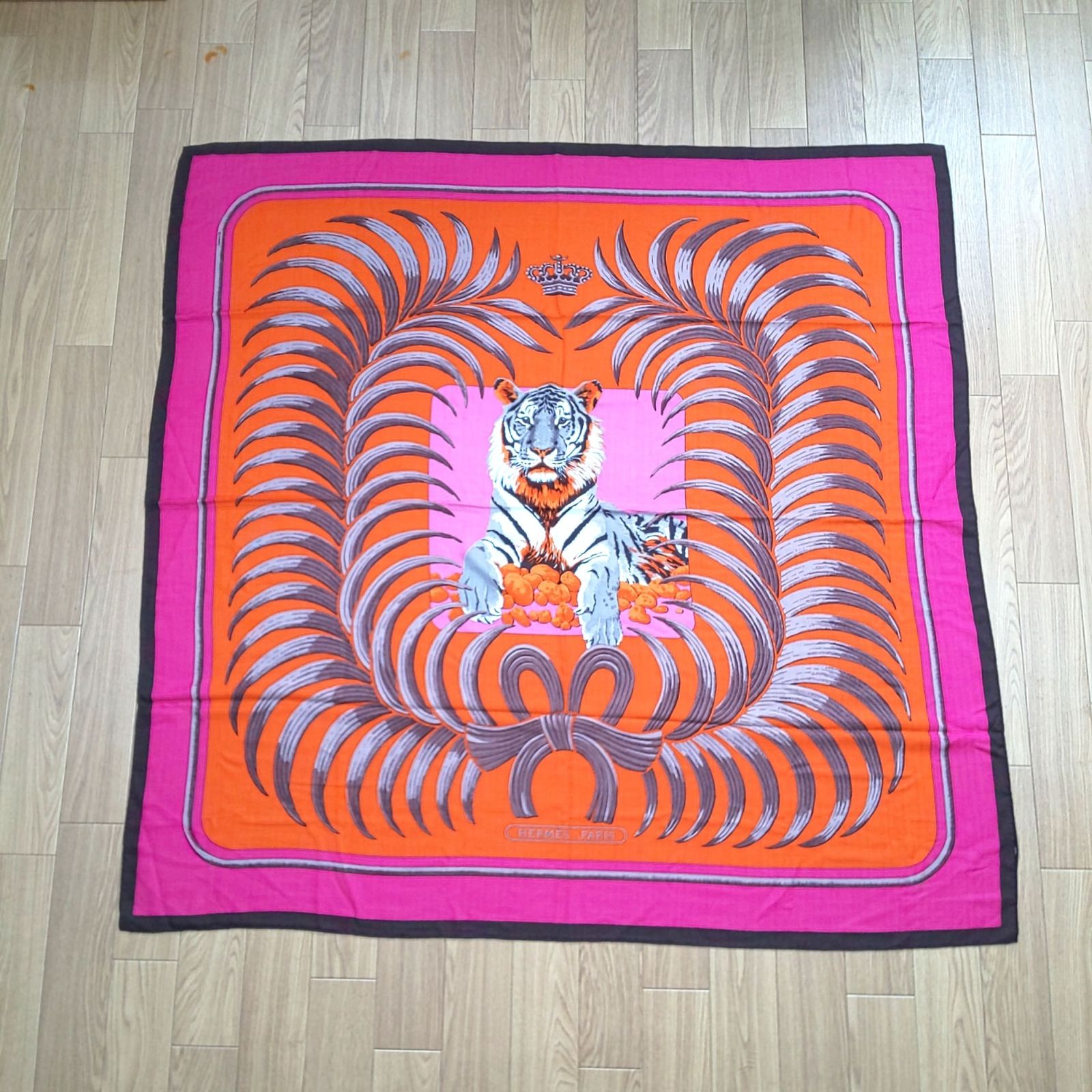 HERMES エルメス 大判 スカーフ 王者の虎 ピンク 1060A-03 HERMES エルメス 大判スカーフ 王者の虎 TIGRE ROYAL