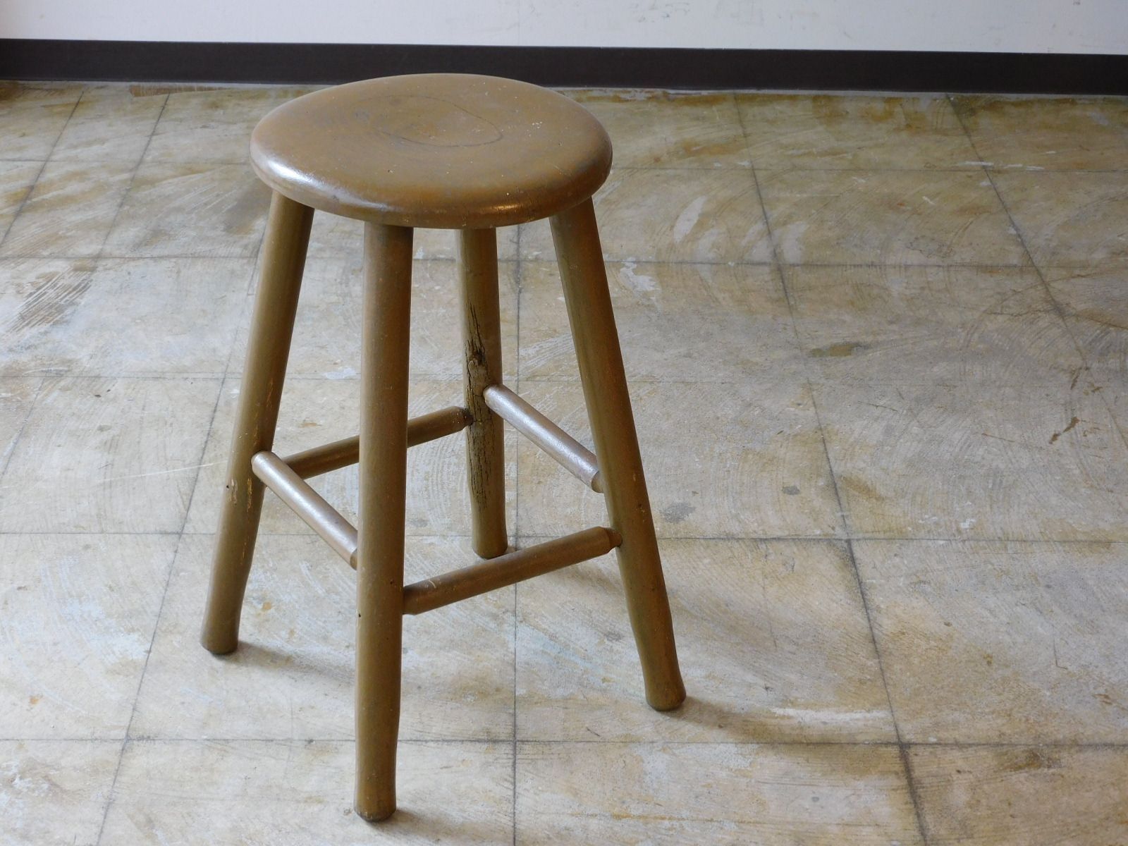 味のある小ぶりな丸椅子　スツール　チェア　古道具　古家具 ふるい木味 一枚板座面 丸椅子・スツール HK-a-04034 / ブナ