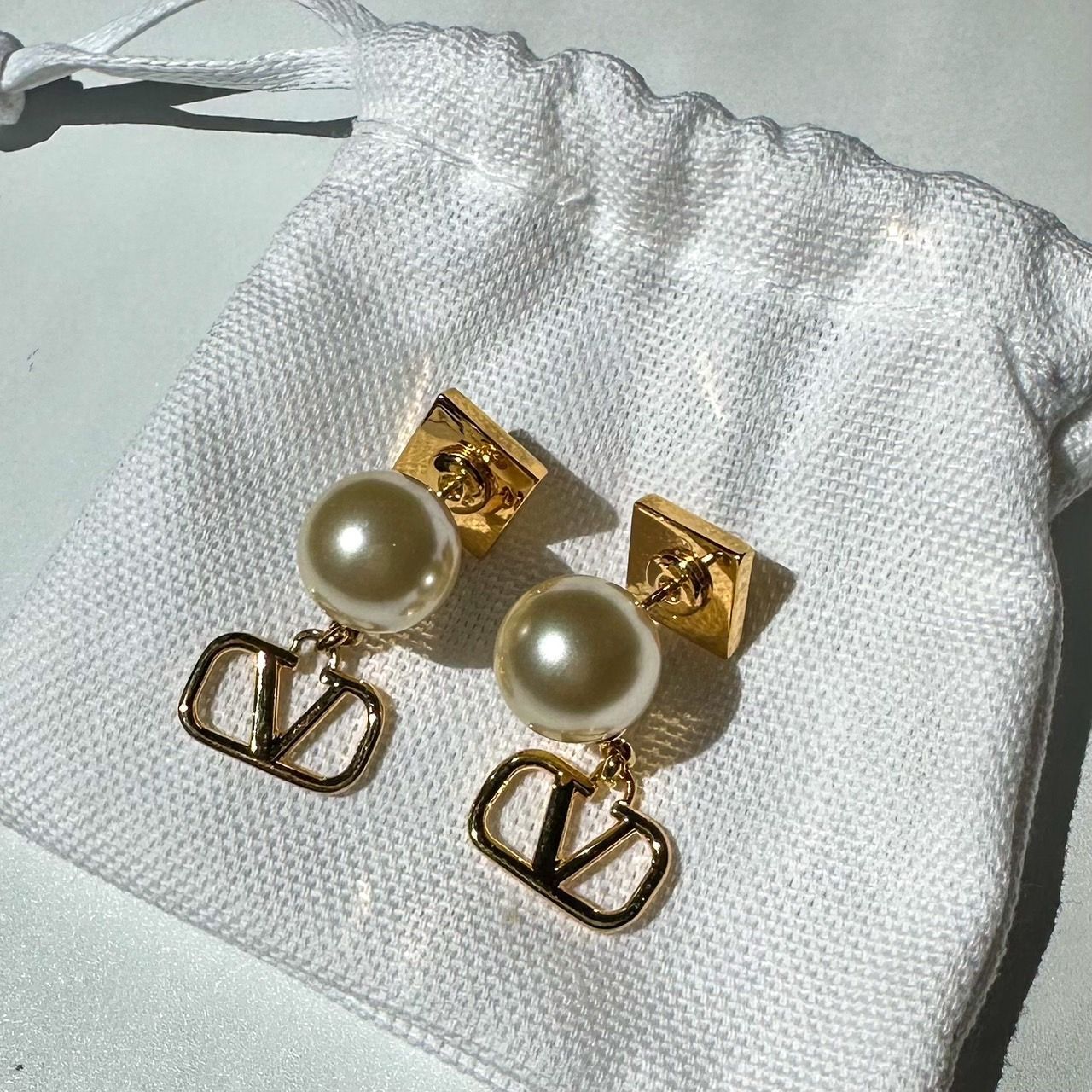 VALENTINO>>VLogo Signature 装飾ドロップピアス VALENTINO> VLogo シグネチャー ドロップピアス - メルカリ