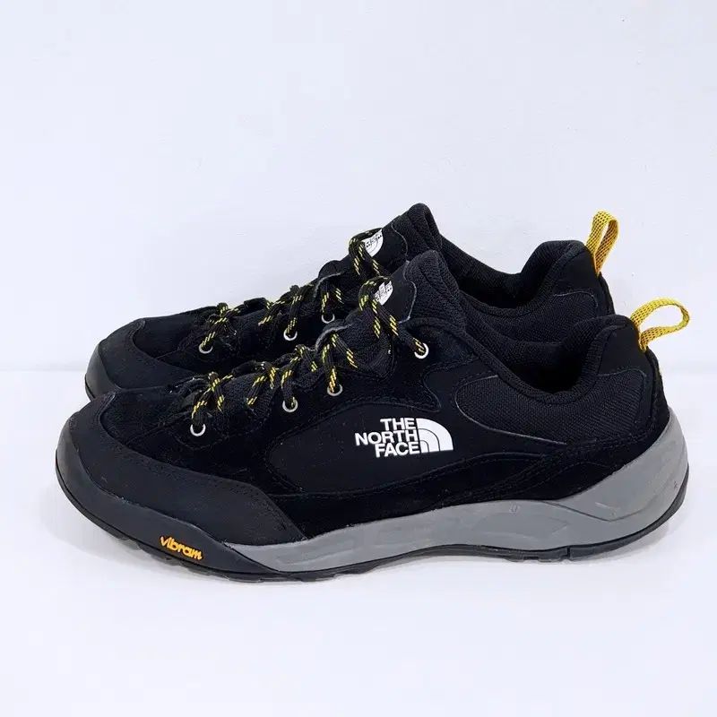 トレッキングシューズ