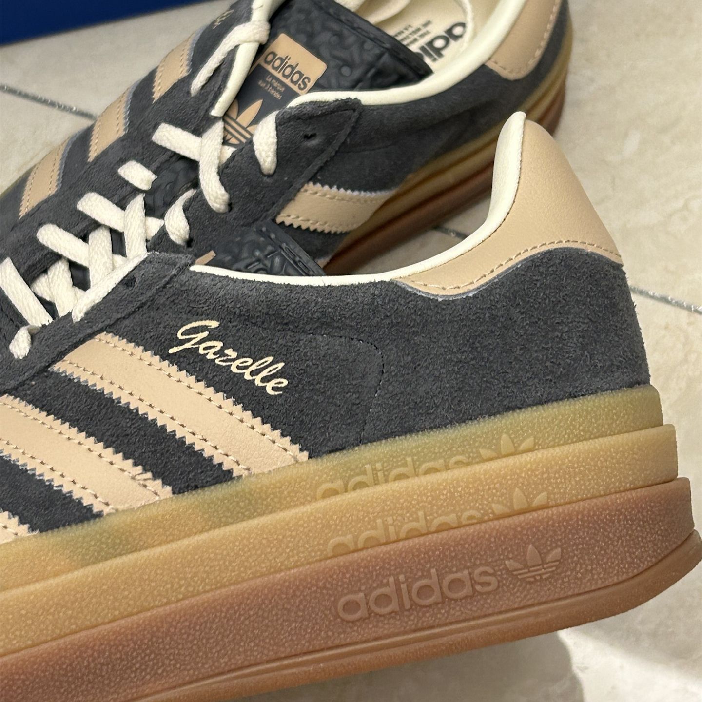 adidas originals Gazelle BOLD厚底板靴レディースグレー
