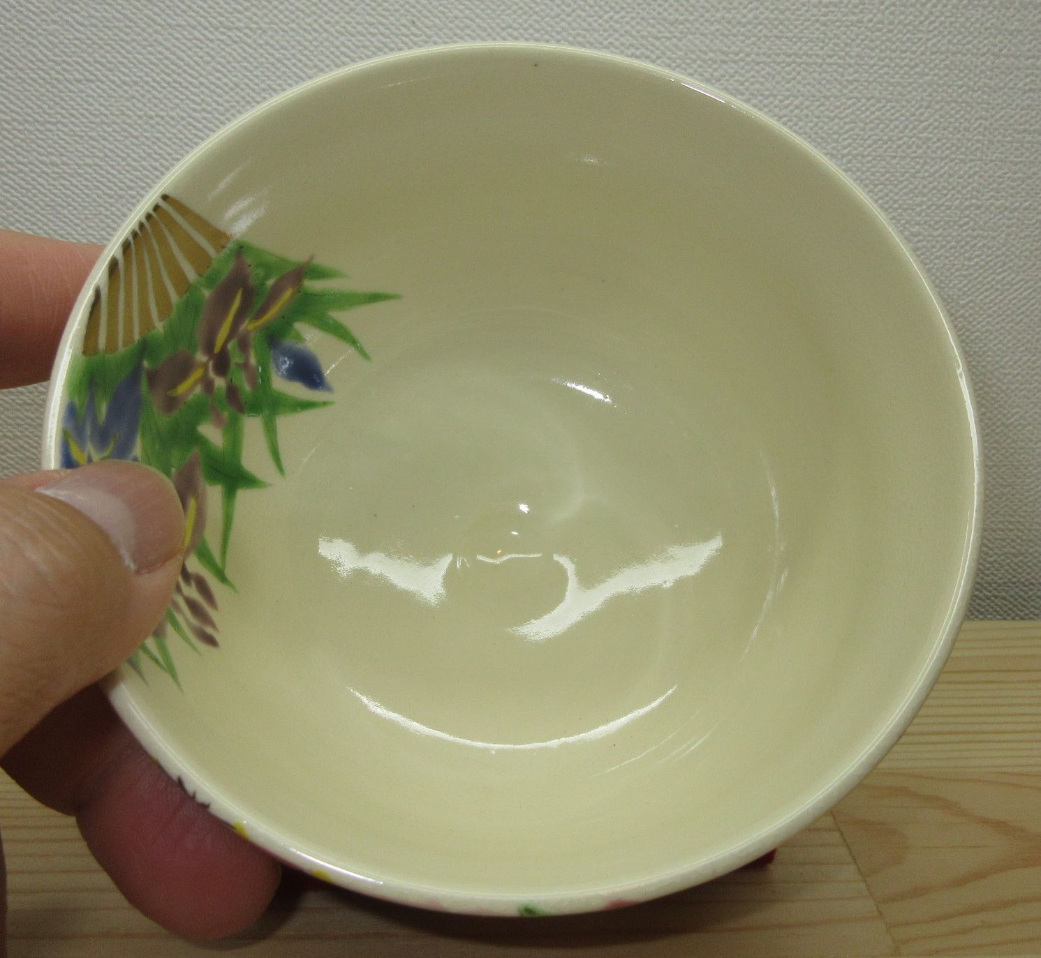 送料込【逢絢亭・新品】茶道具 茶碗 京焼 仁清写 扇面に花菖蒲の図 廣田嵩花 逢絢亭・新品】茶道具 茶碗 京焼 仁清写 扇面に花菖蒲の図 廣田