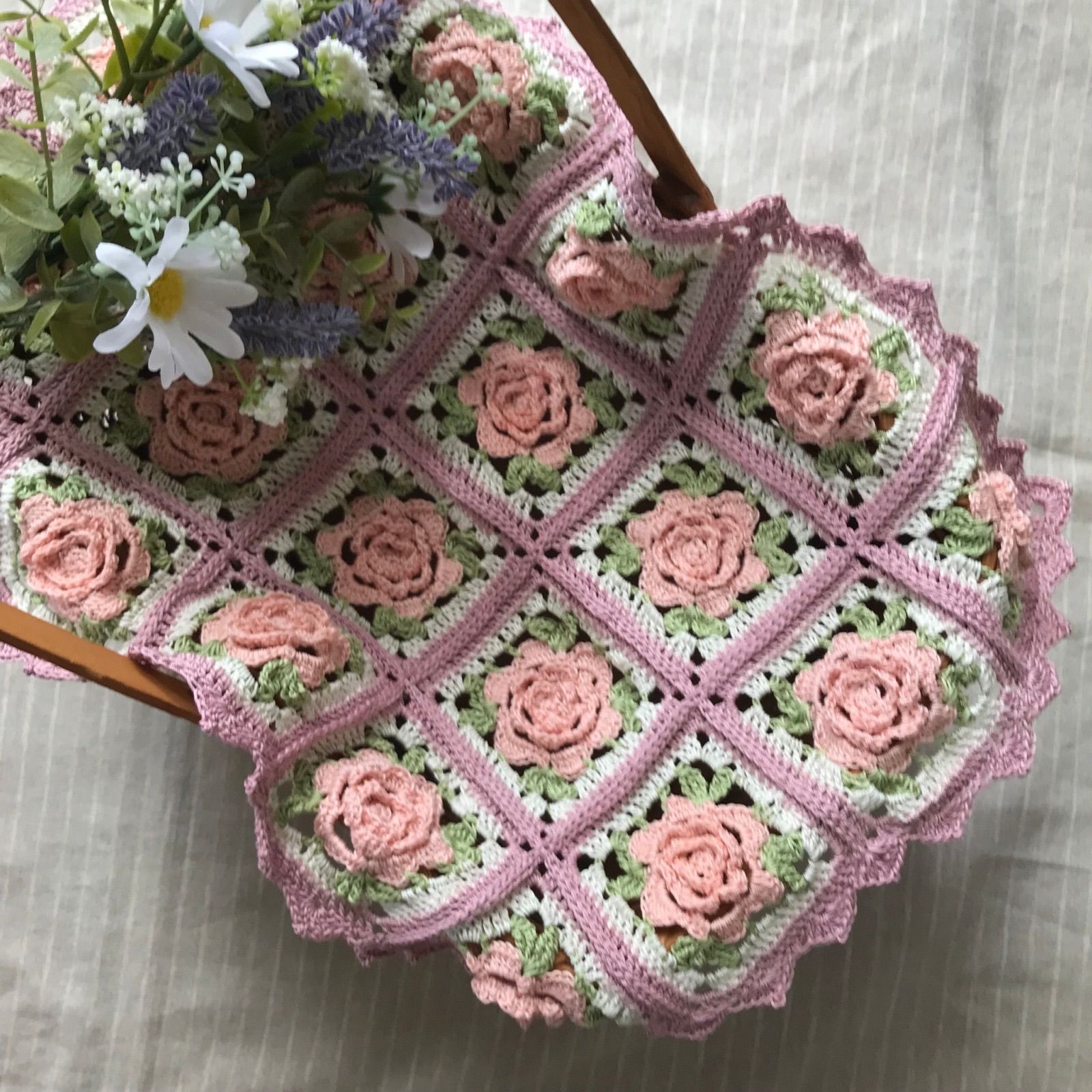 ピンクのお花モチーフ編みマルチカバー - その他
