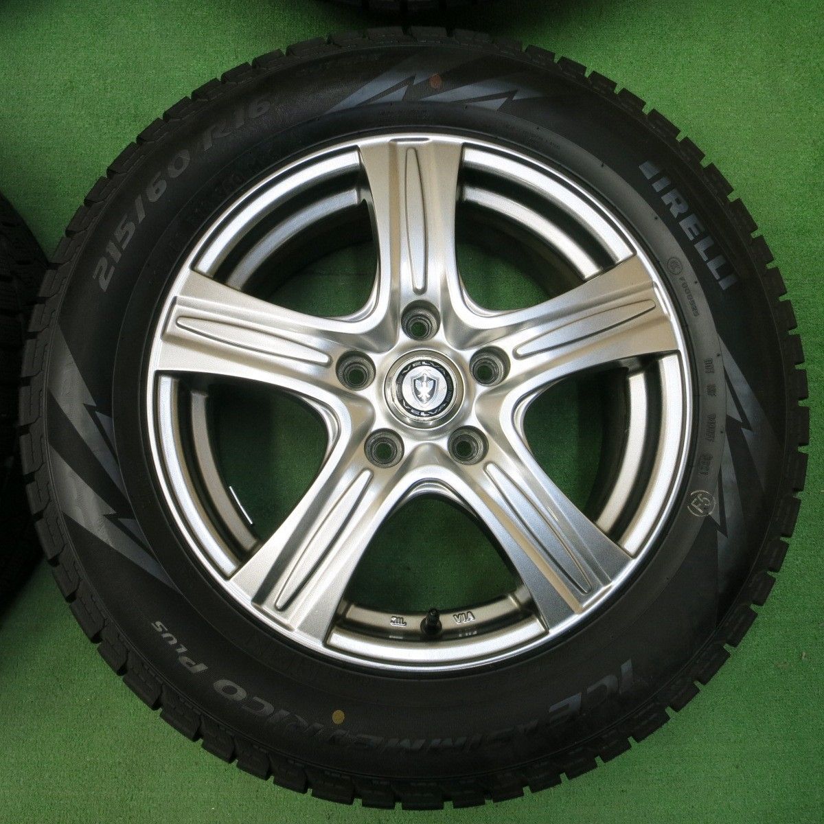 ピレリ アイス アシンメトリコプラス 215⁄60R16 スタッドレスホイル