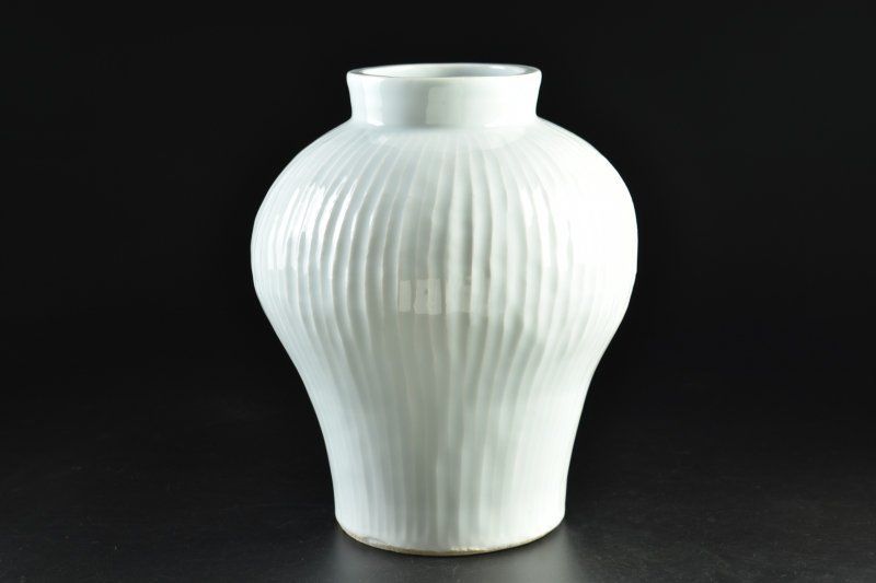 蔵A5557 上田恒次 木野皿山窯 白磁縞手 花瓶 共箱