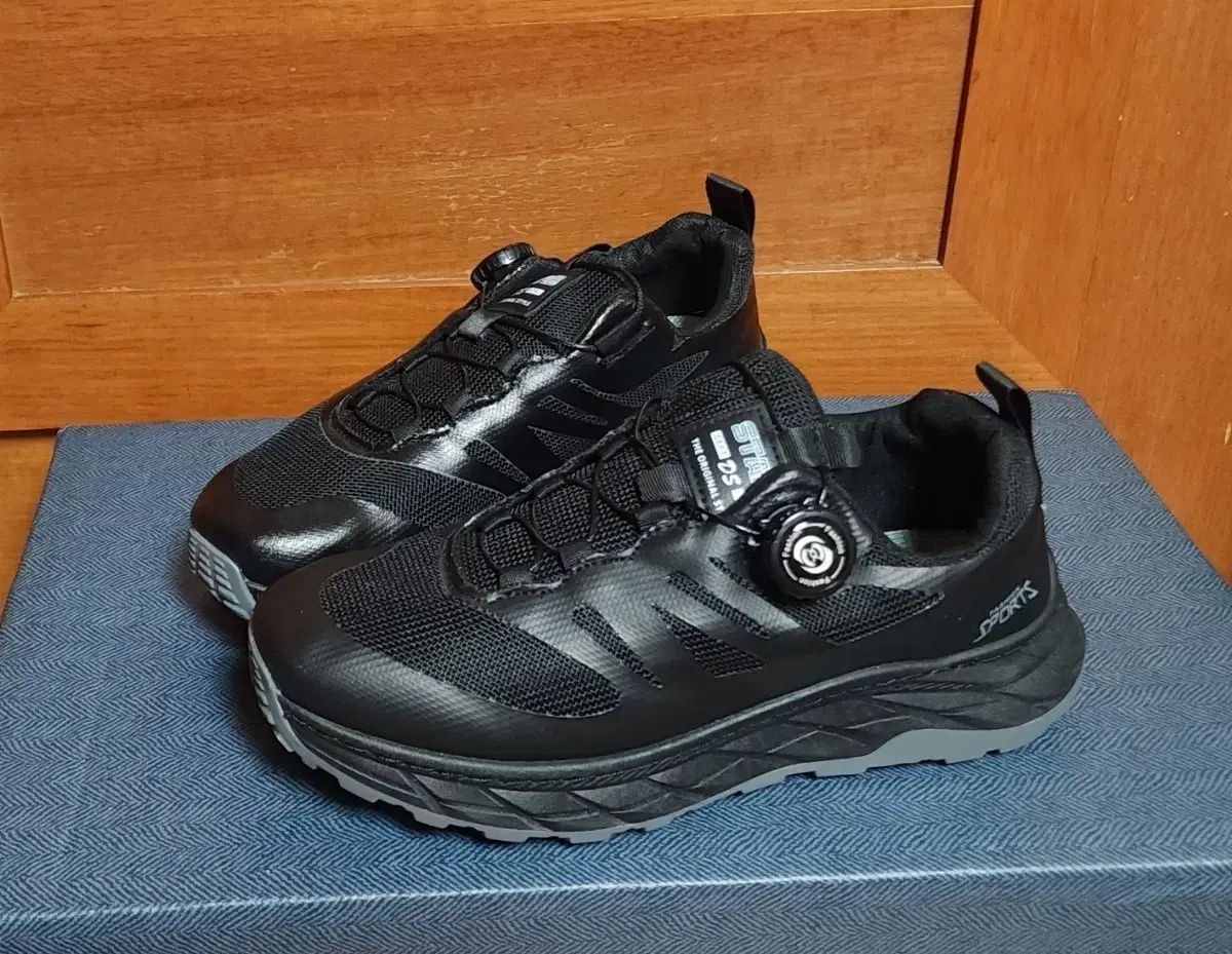 アディダス プレデターパルス 27㎝ スニーカー仕様