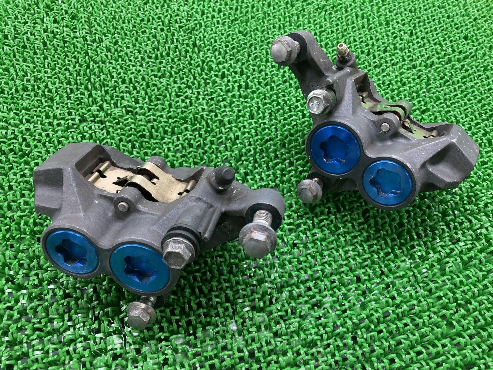 YZF-R6 フロントブレーキキャリパー 左右 ヤマハ 純正 バイク 部品 RJ03 99年～00年 ブレーキパッド 割れ欠け無し 品薄 希少品 車検 Genuine 【】 82