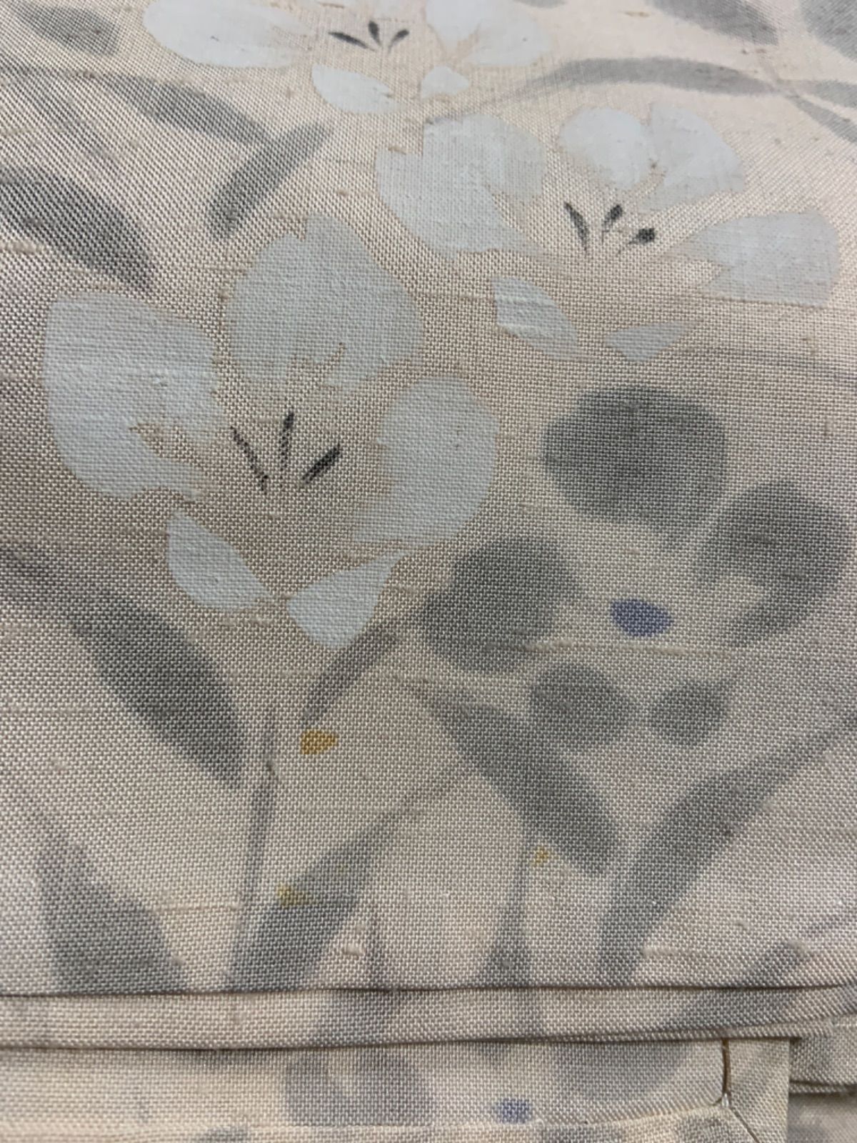 小千谷紬　ベージュ　墨　白　紫　花　手描き　T413 小千谷紬 ベージュ 墨 白 紫 花 手描き T413 - メルカリ
