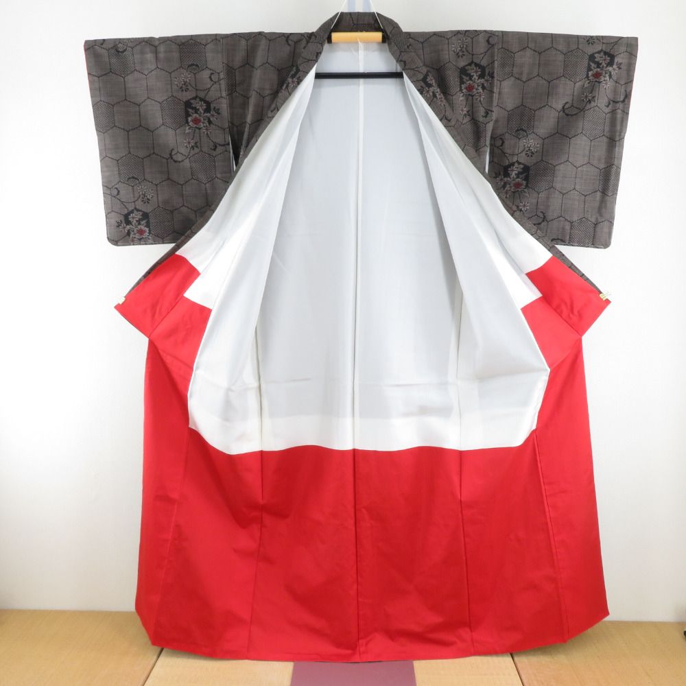 紬 着物 大島紬 黒色x茶色x赤色 亀甲に小花模様 袷 広衿 正絹 仕立て