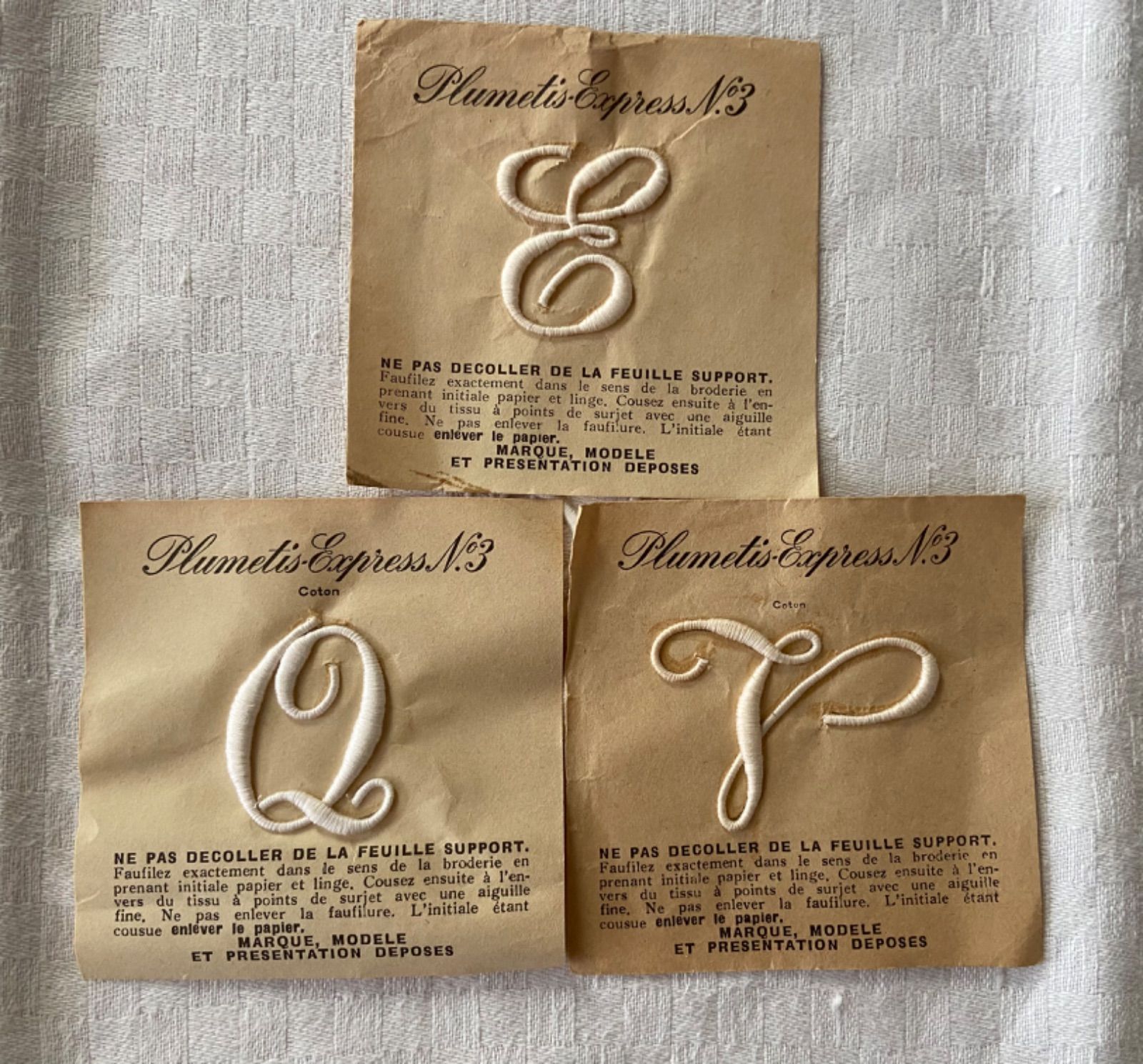 フランスアンティーク　イニシャル刺繍モノグラム　アンティーク雑貨　蚤の市 フランス製アンティーク、イニシャル刺繍の素朴な布製品