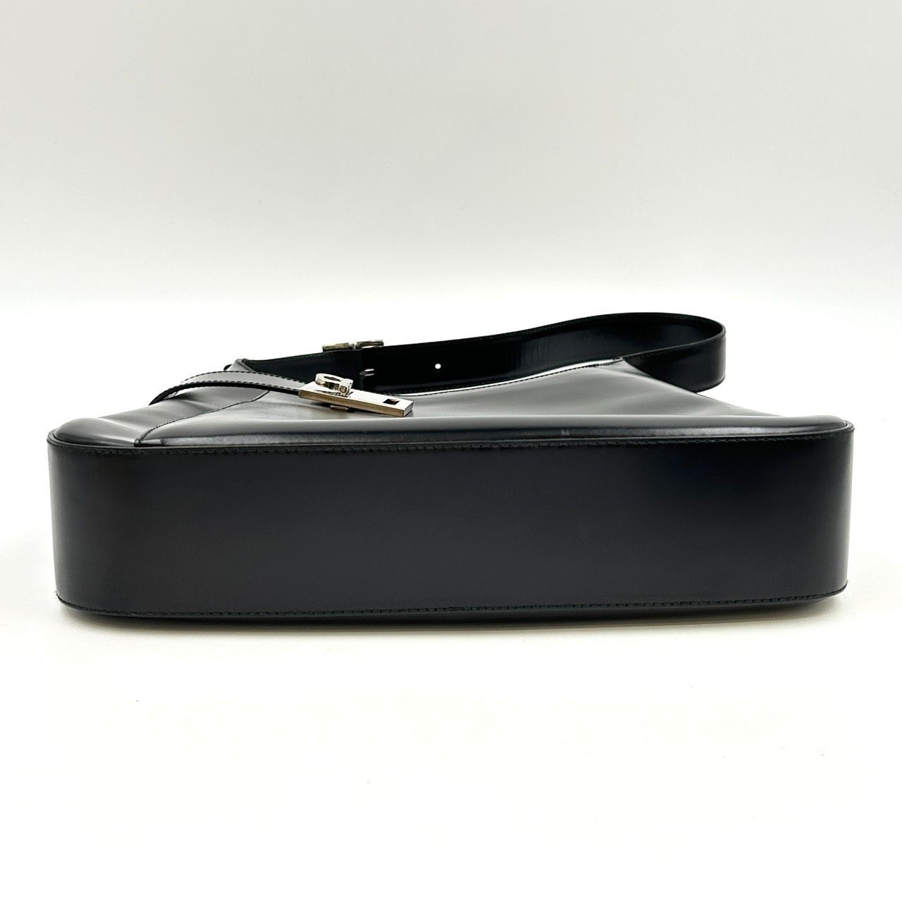 日本全国無料配達! フェラガモ ガンチーニ AQ-21 レザー ワンショルダーバッグ 黒 B9773 2025新作品質、保証特価！