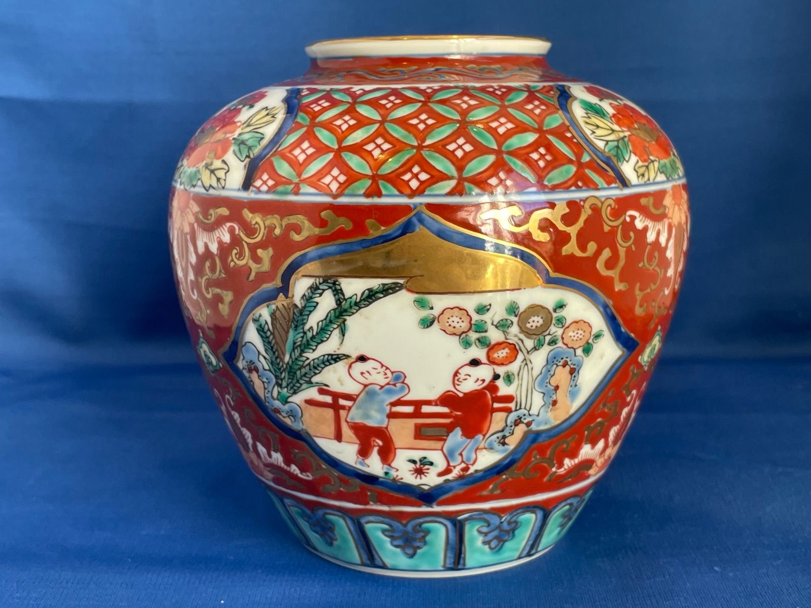 秀峰作 古伊万里様式 赤濃唐子 絵花瓶 有田焼 伊万里 花器 陶器
