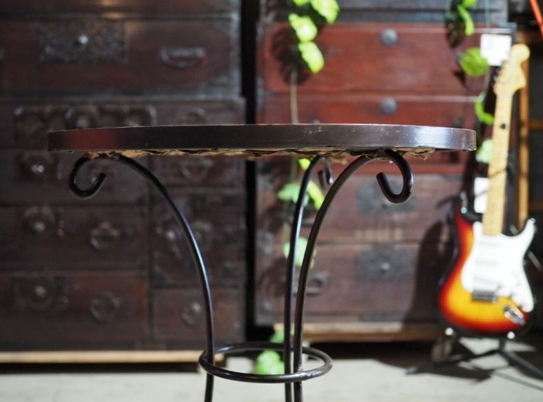 最短当日発 素敵なタイル天板とアイアン足の丸テーブル 昭和中期 古録展 品番F4509