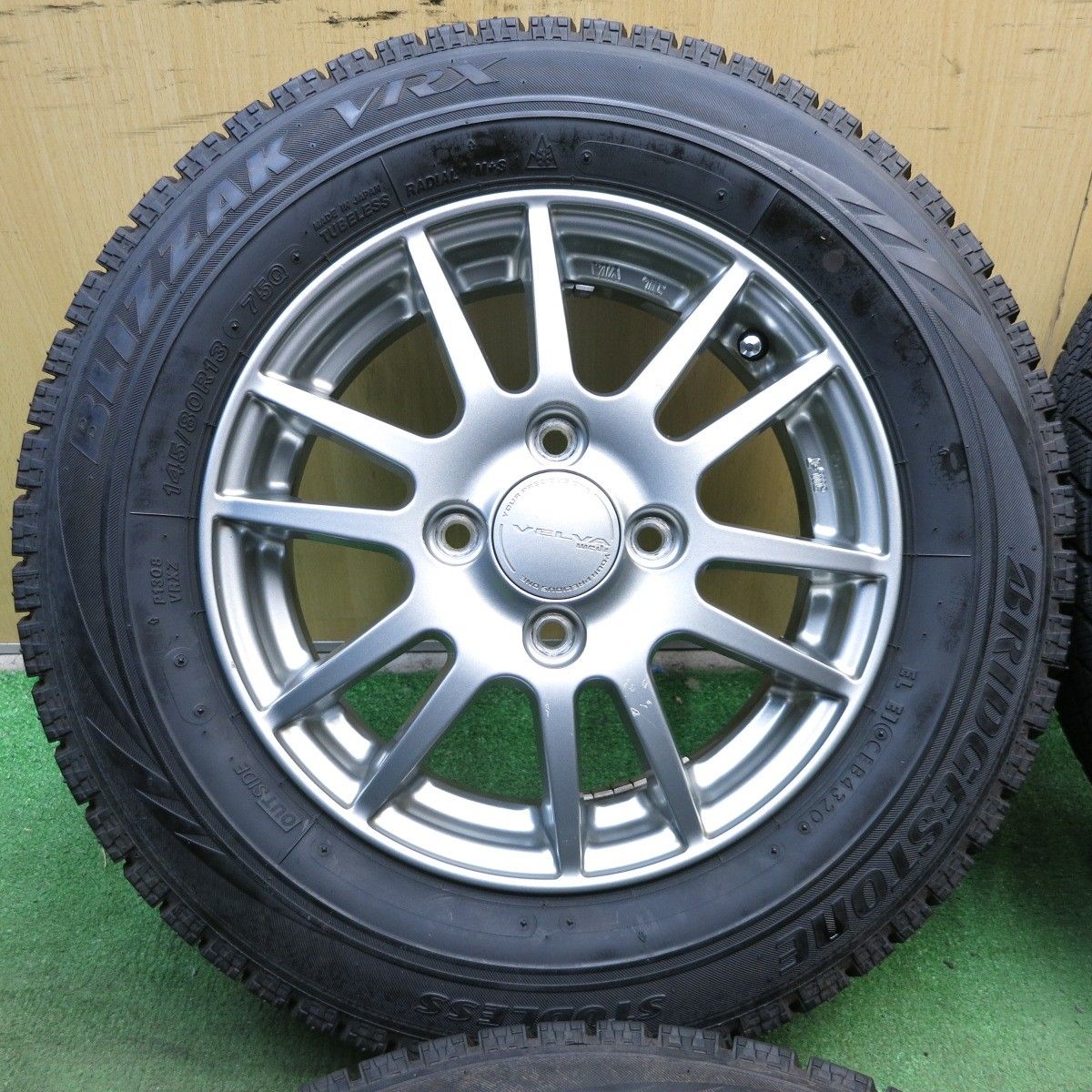 *送料無料* バリ溝！20年！9.5分以上★スタッドレス 145/80R13 ブリヂストン ブリザック VRX VELVA weds ヴェルヴァ  13インチ PCD100/4H★4020910KKス