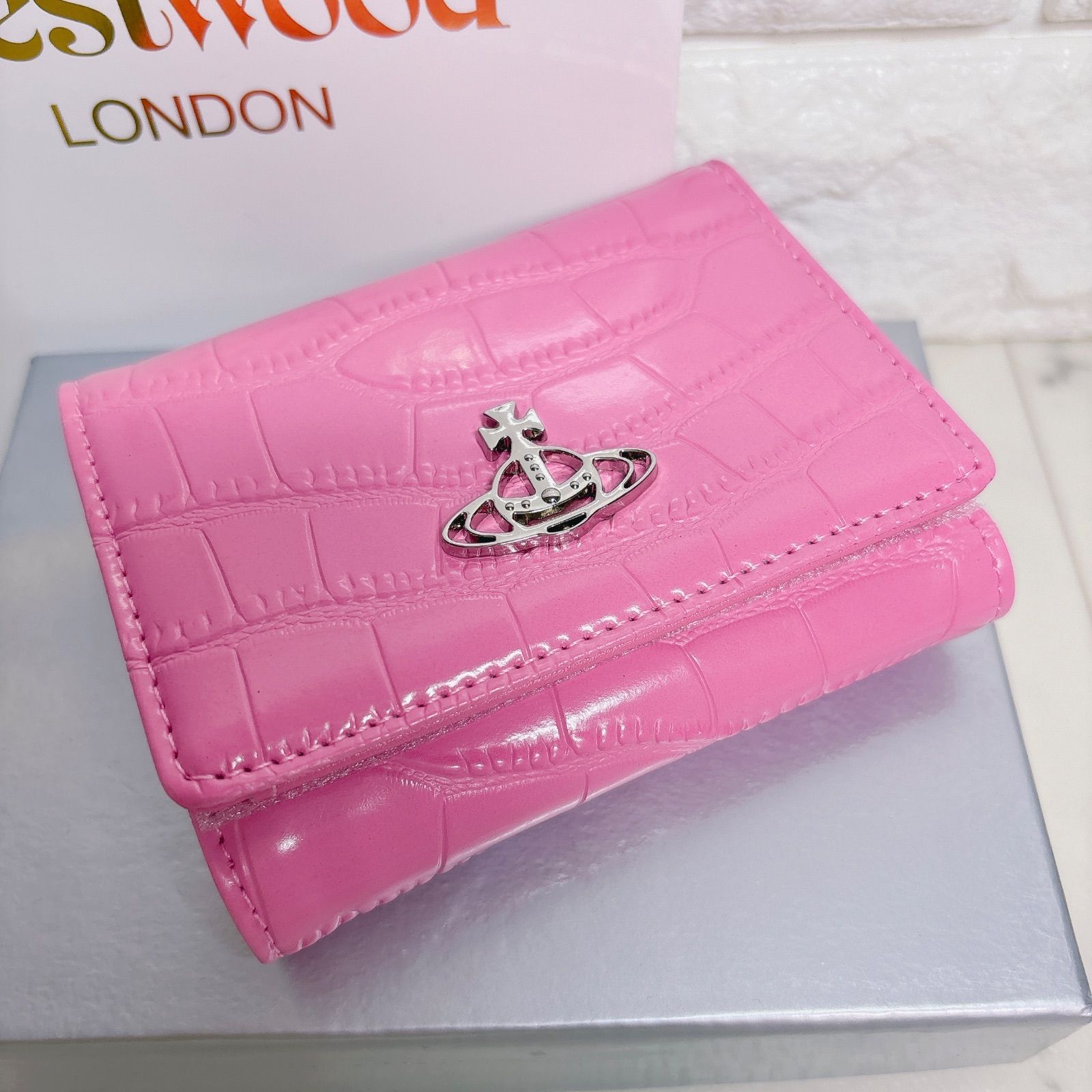 ♡美品♡ヴィヴィアンウエストウッド 三つ折り財布 ファスナー ピンク オーブ希少 再入荷！【新作 最高にキュート♡】Vivienne Westwood 三つ折財布