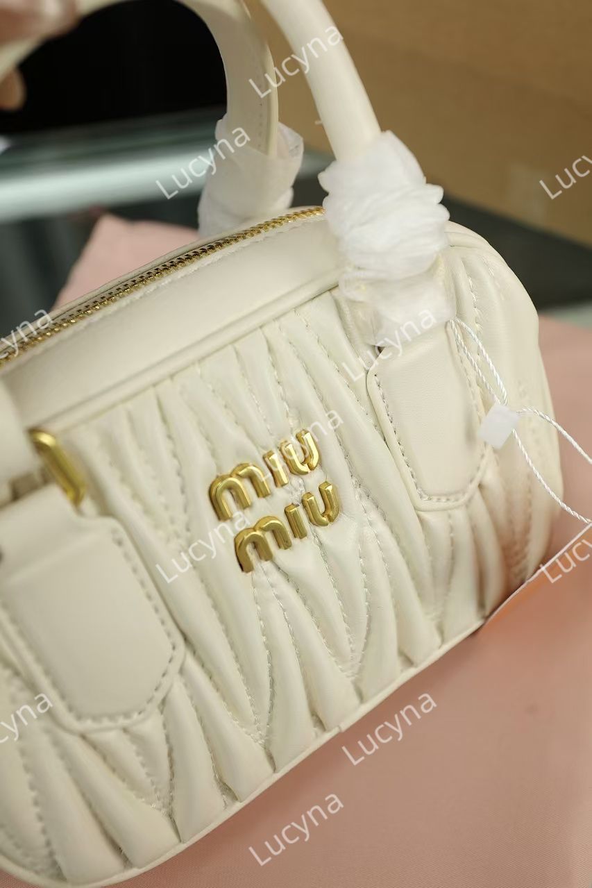 MIUMIUアルカディ マテラッセレザー バッグ ホワイト