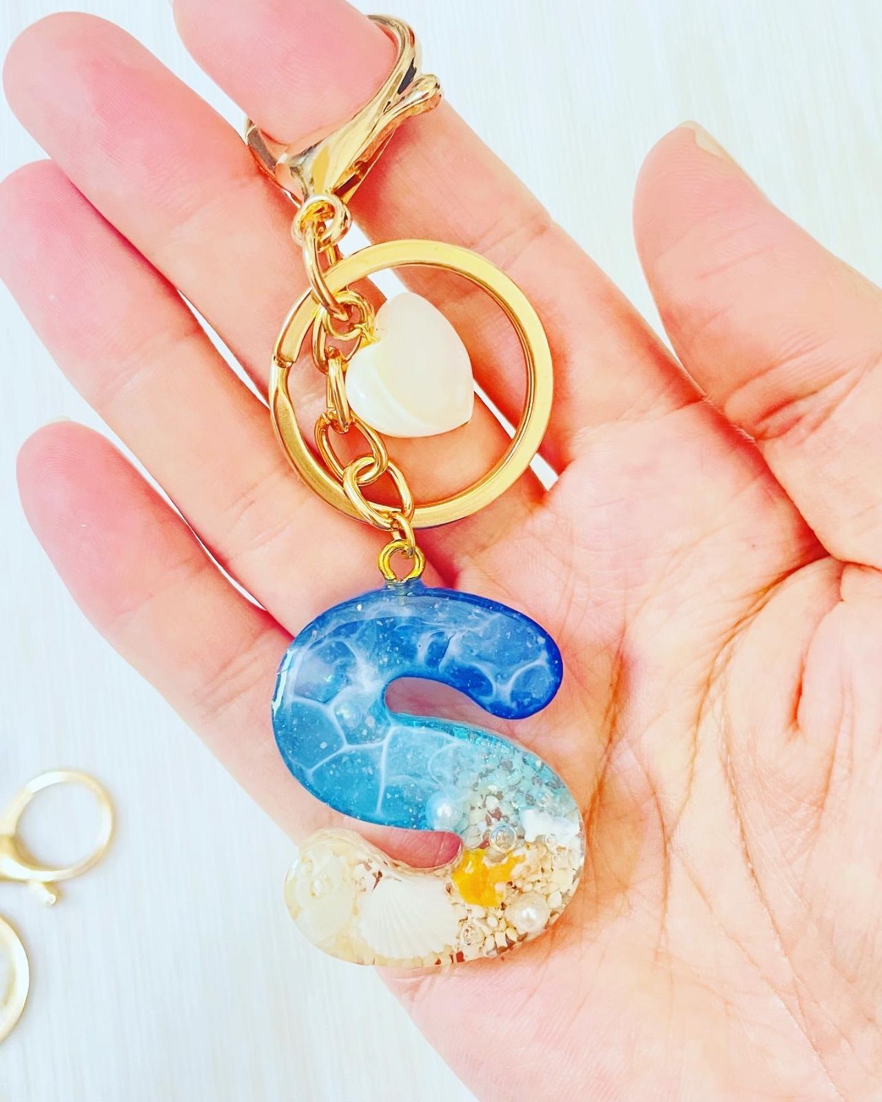 海と花のハンドメイドイニシャルキーホルダーS