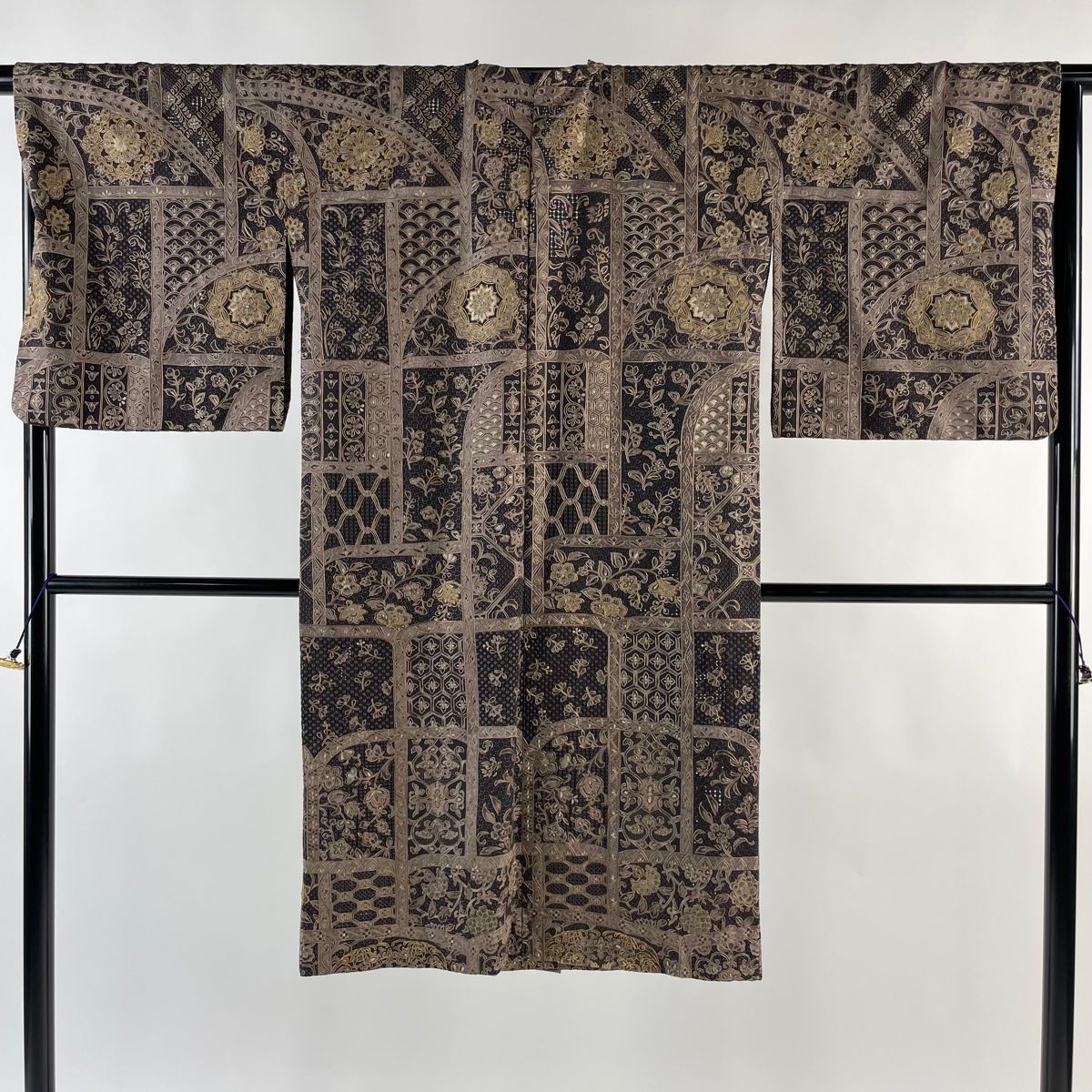 身丈114.5cm 裄丈66cm ? M 【18】 和装コート 角衿 草花 亀甲 刺繍 
