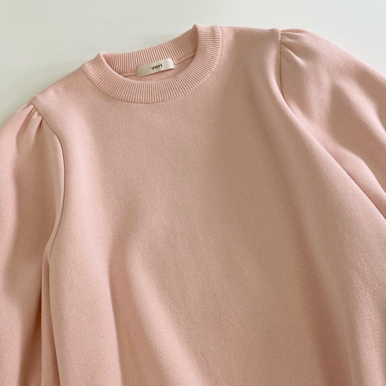 【専用】【新品未使用タグ付き】　yori コットンパフスリーブニット ピンク yori コットンパフスリーブニット ピンク（新品 yoriヨリ