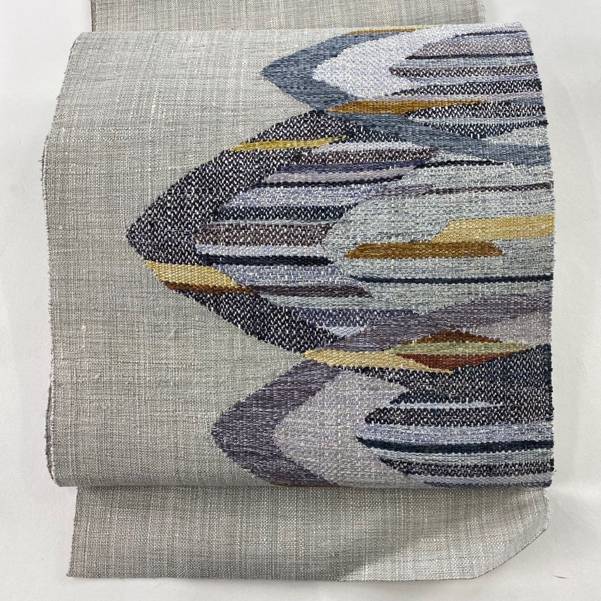 名古屋帯 秀品 やまと 八寸名古屋帯 松葉仕立て 幾何学模様 金糸 箔 灰色 正絹