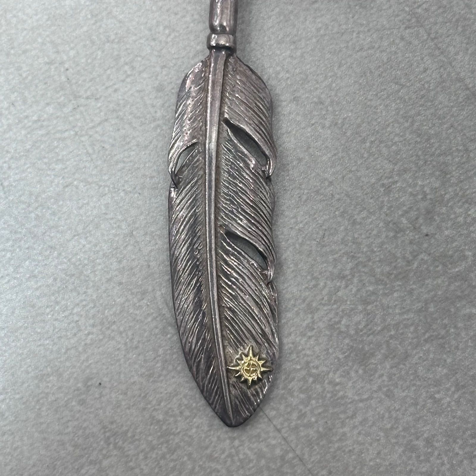 コーラルビーズネックレス REDMAN 大フェザー × コーラルビーズ ネックレス 左向き 先メタル 革紐