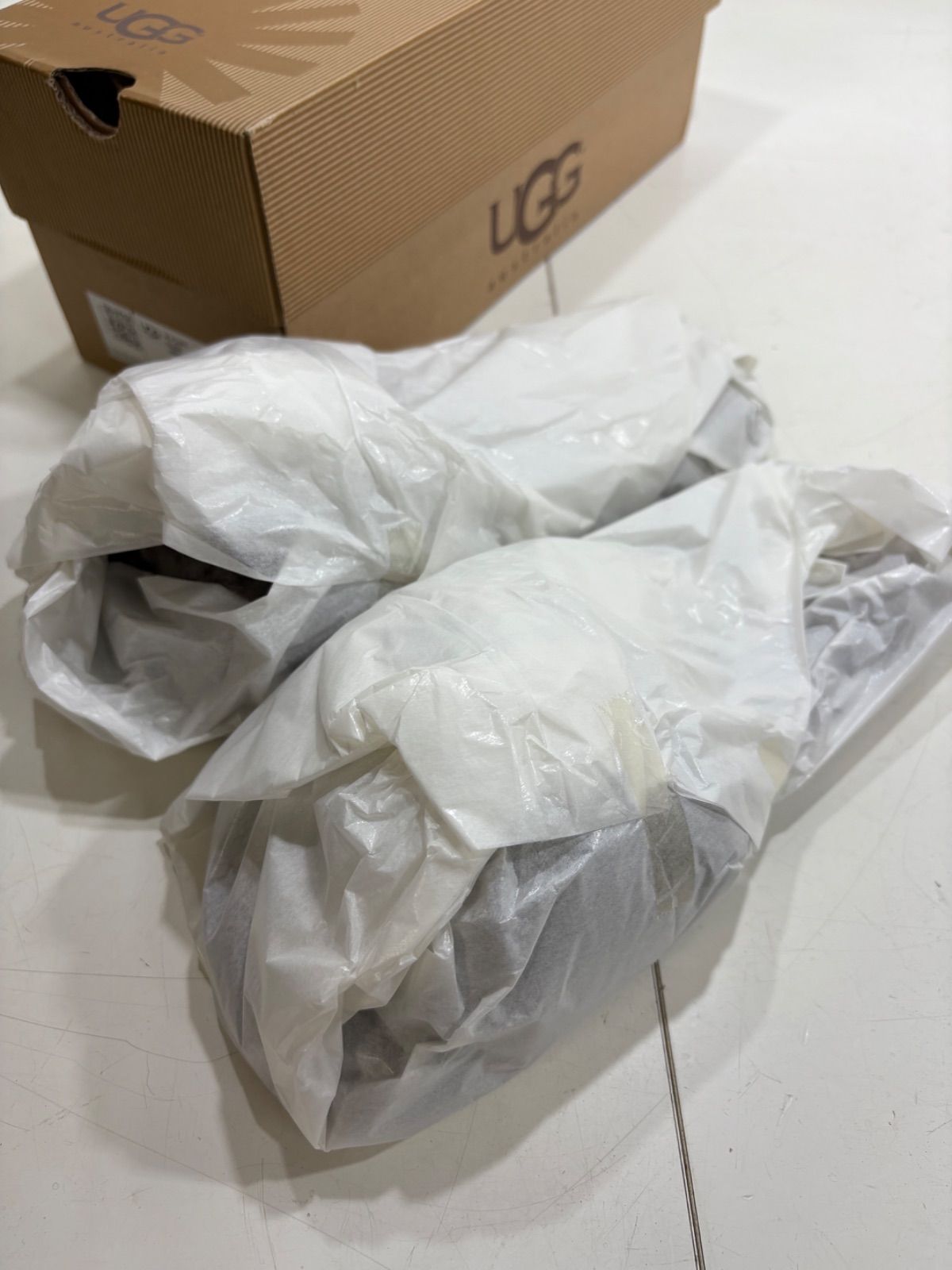 未着用 UGG W FLUFF SLIDE 25.0cm サンダル グレー 1005565 定価15 400円