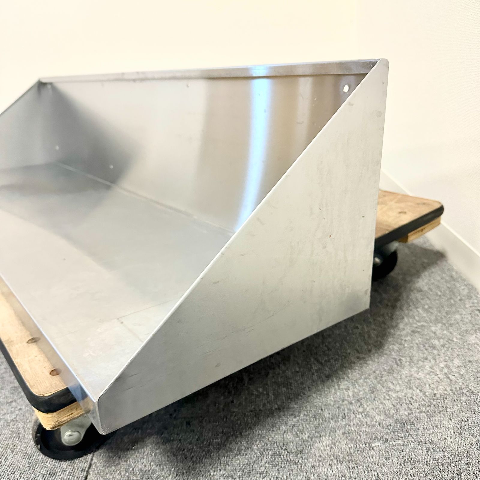 ステンレス平棚|穴開け加工済|幅1050mm×奥行300mm×高さ250mm|業務用|厨房機器|棚|台|1227