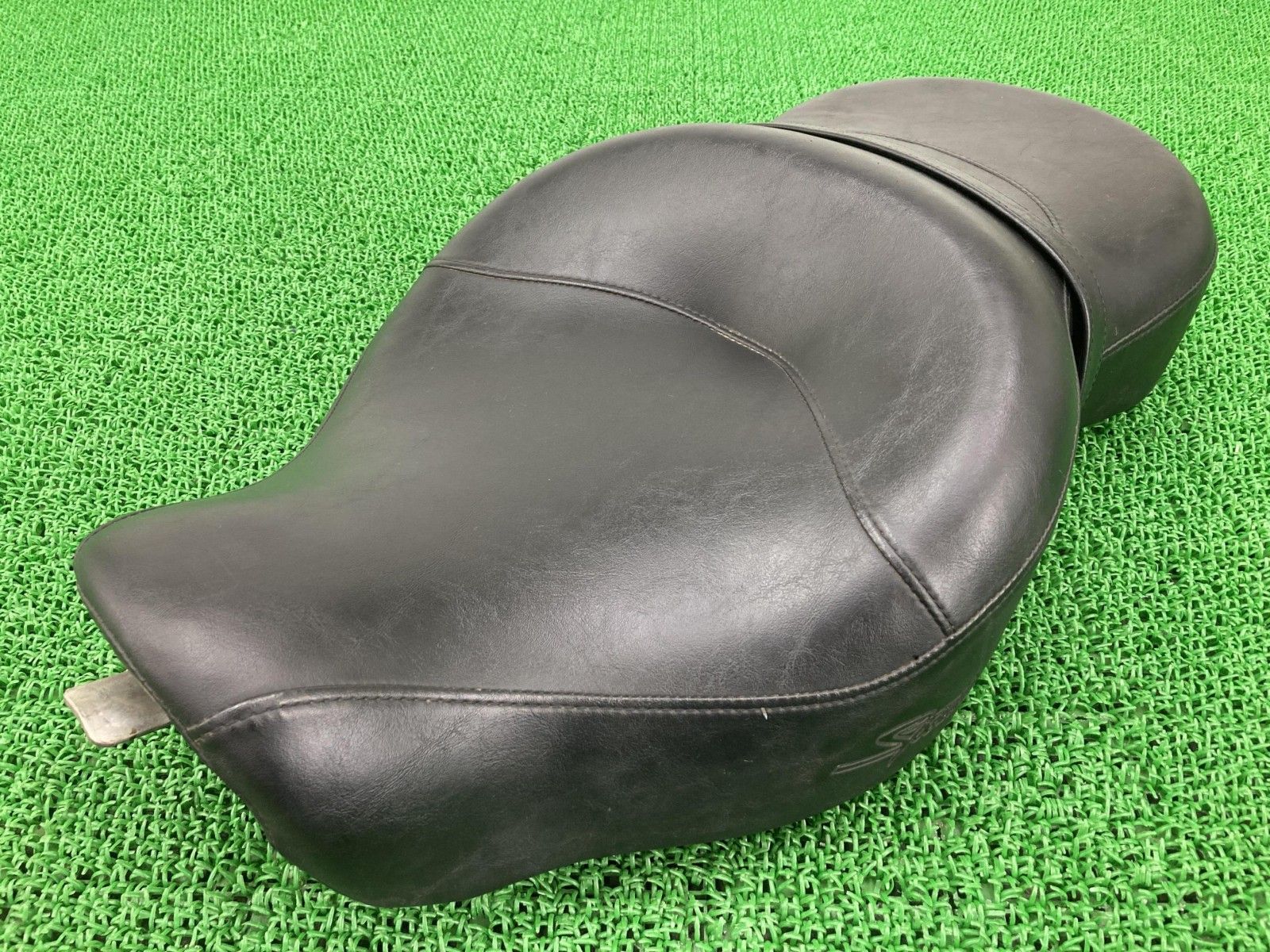 XL883R シート ハーレー 純正 バイク 部品 07年以降のスポーツスターに