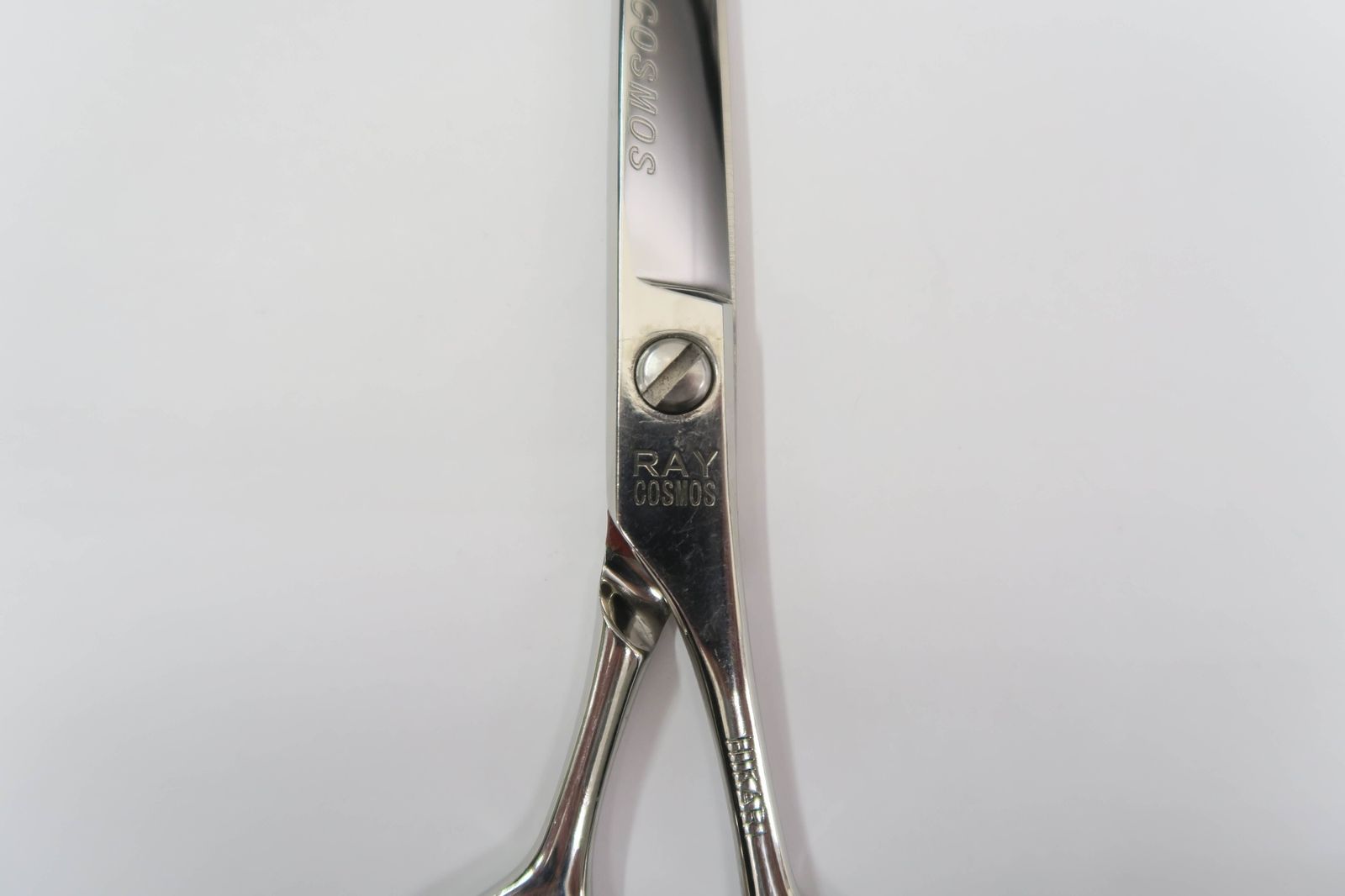 Cランク【光シザー HIKARI ヒカリ】 RAY COSMOS 131 シザー 美容師・理容師 6.7インチ 右利き 【中古】:H-8671