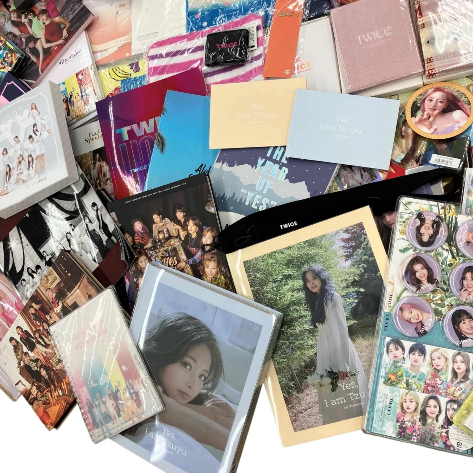 TWICEのグッズたちです。バラ売り可能です。 186001 現状品 バラ売り不可 TWICE グッズ まとめ売り 100点以上 商品